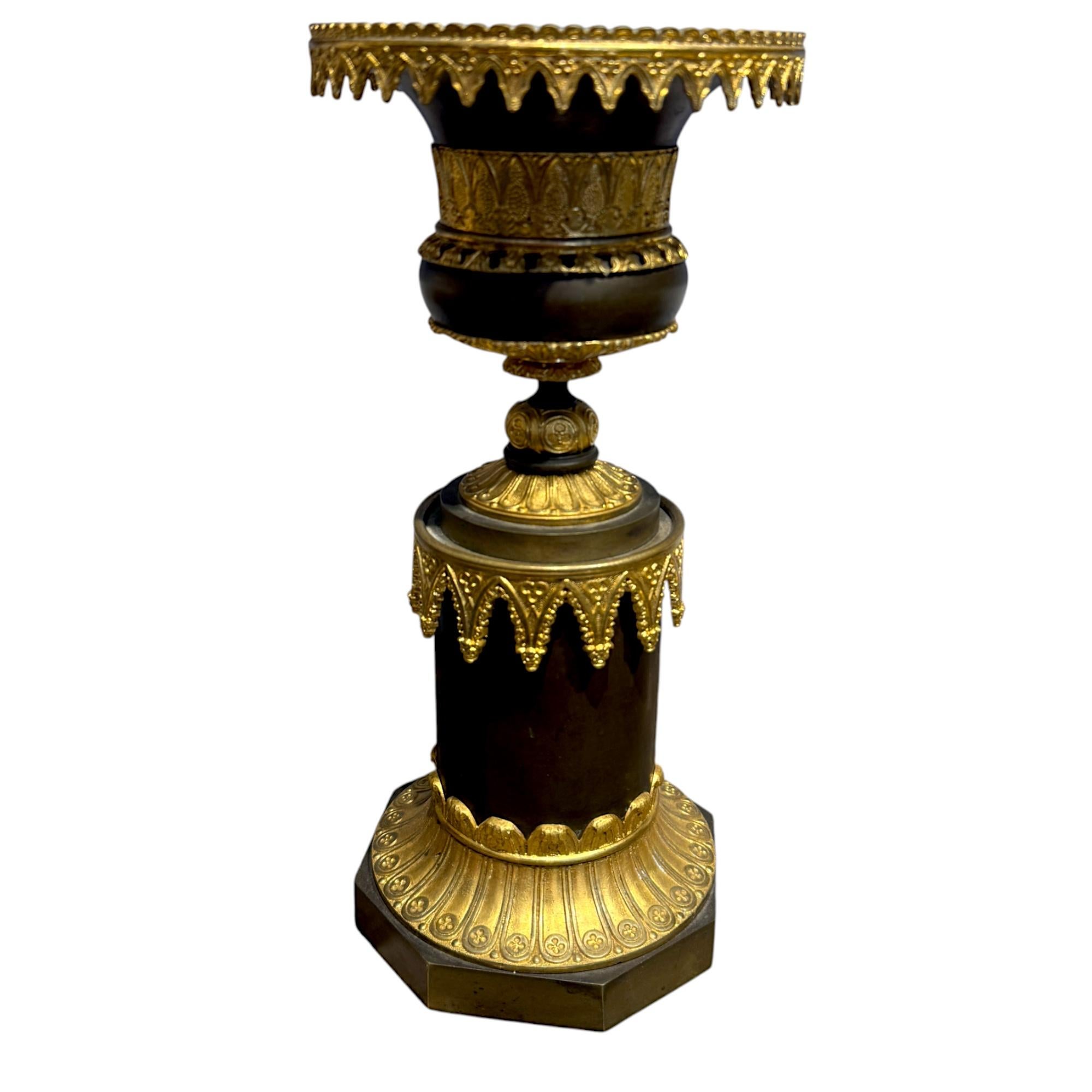 Français Paire de grands vases à cassolette en bronze doré et patine brune, époque Charles X en vente