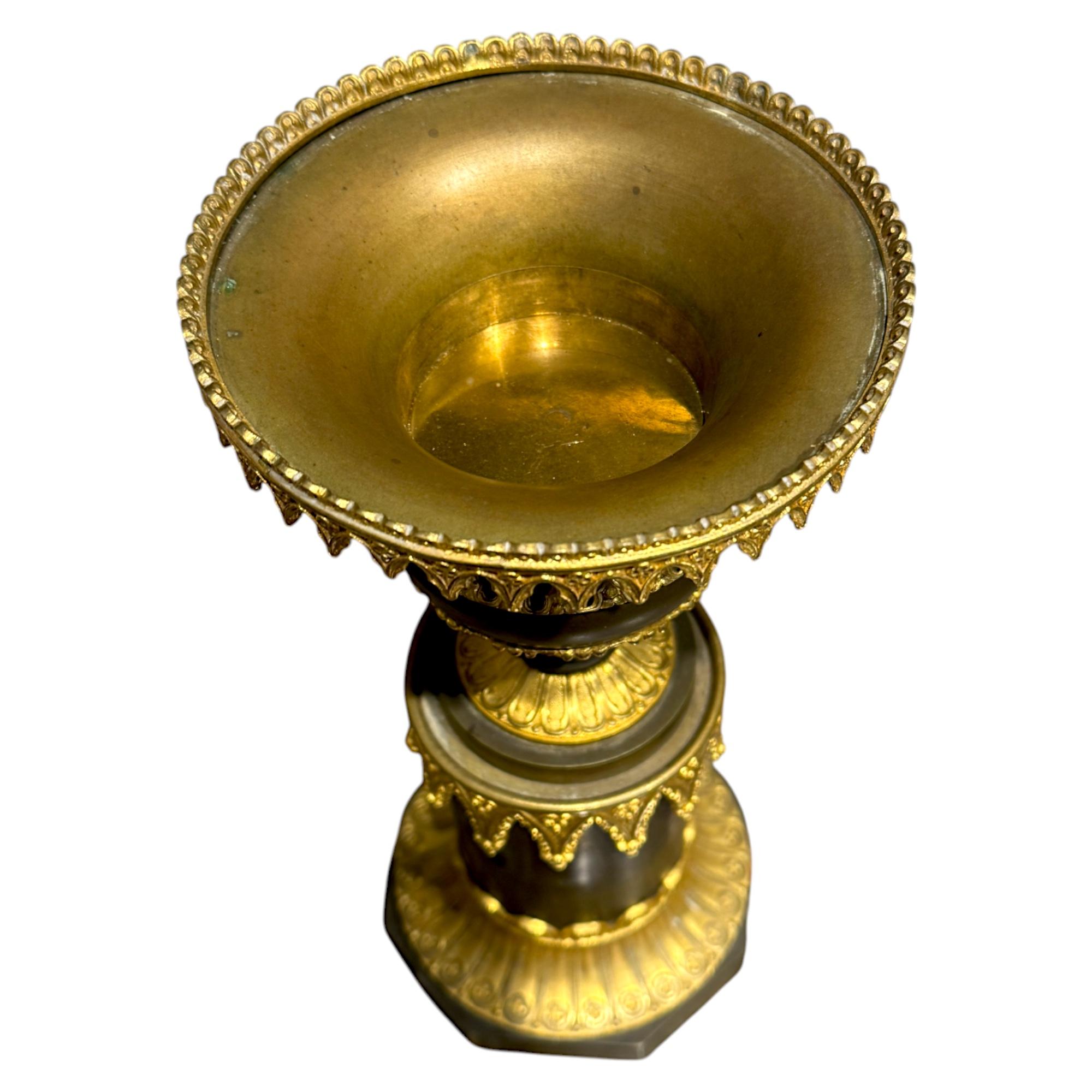 Fait main Paire de grands vases à cassolette en bronze doré et patine brune, époque Charles X en vente
