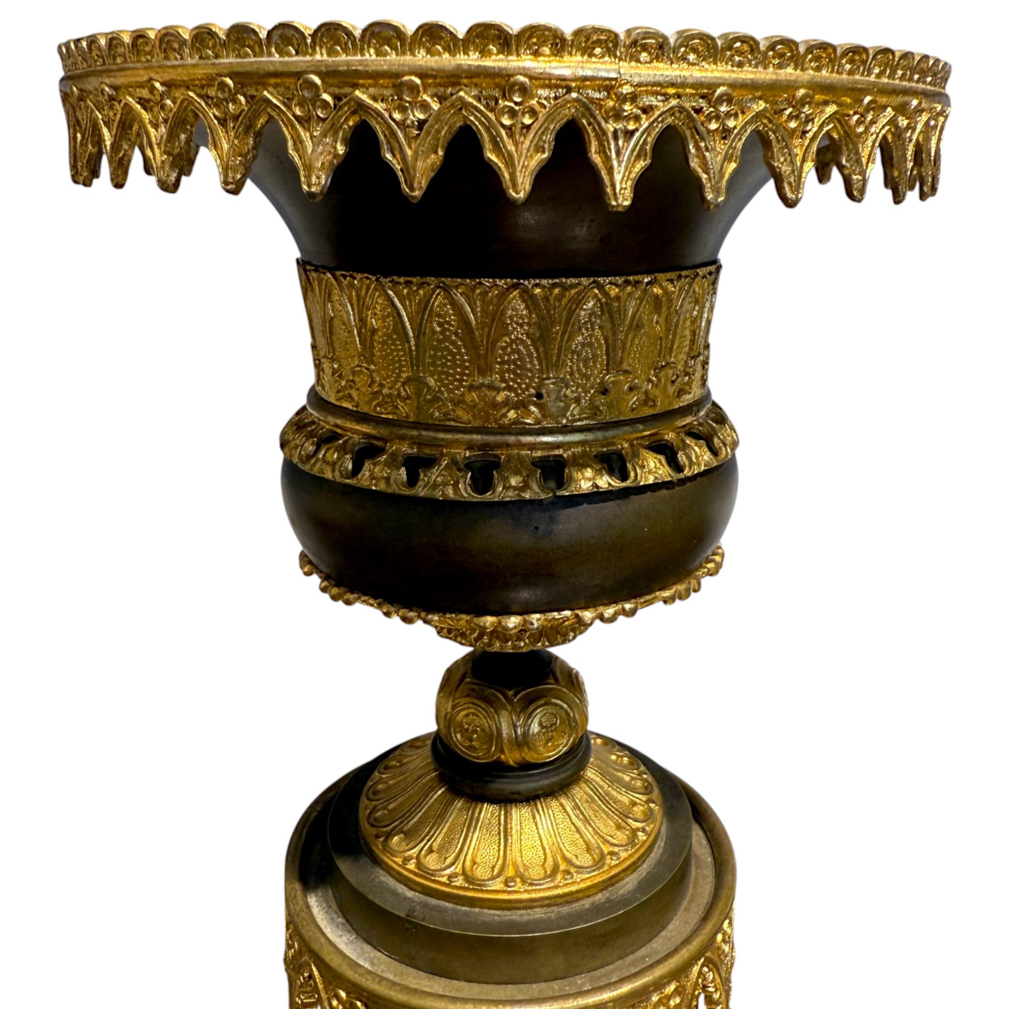 Paire de grands vases à cassolette en bronze doré et patine brune, époque Charles X Bon état - En vente à NICE, FR