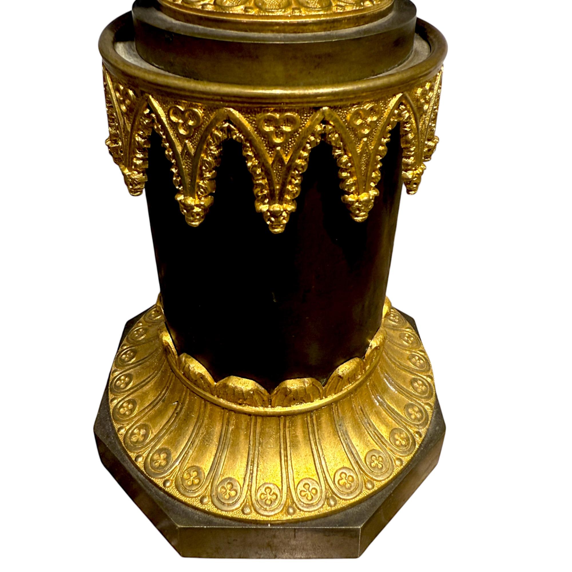 Début du XIXe siècle Paire de grands vases à cassolette en bronze doré et patine brune, époque Charles X en vente