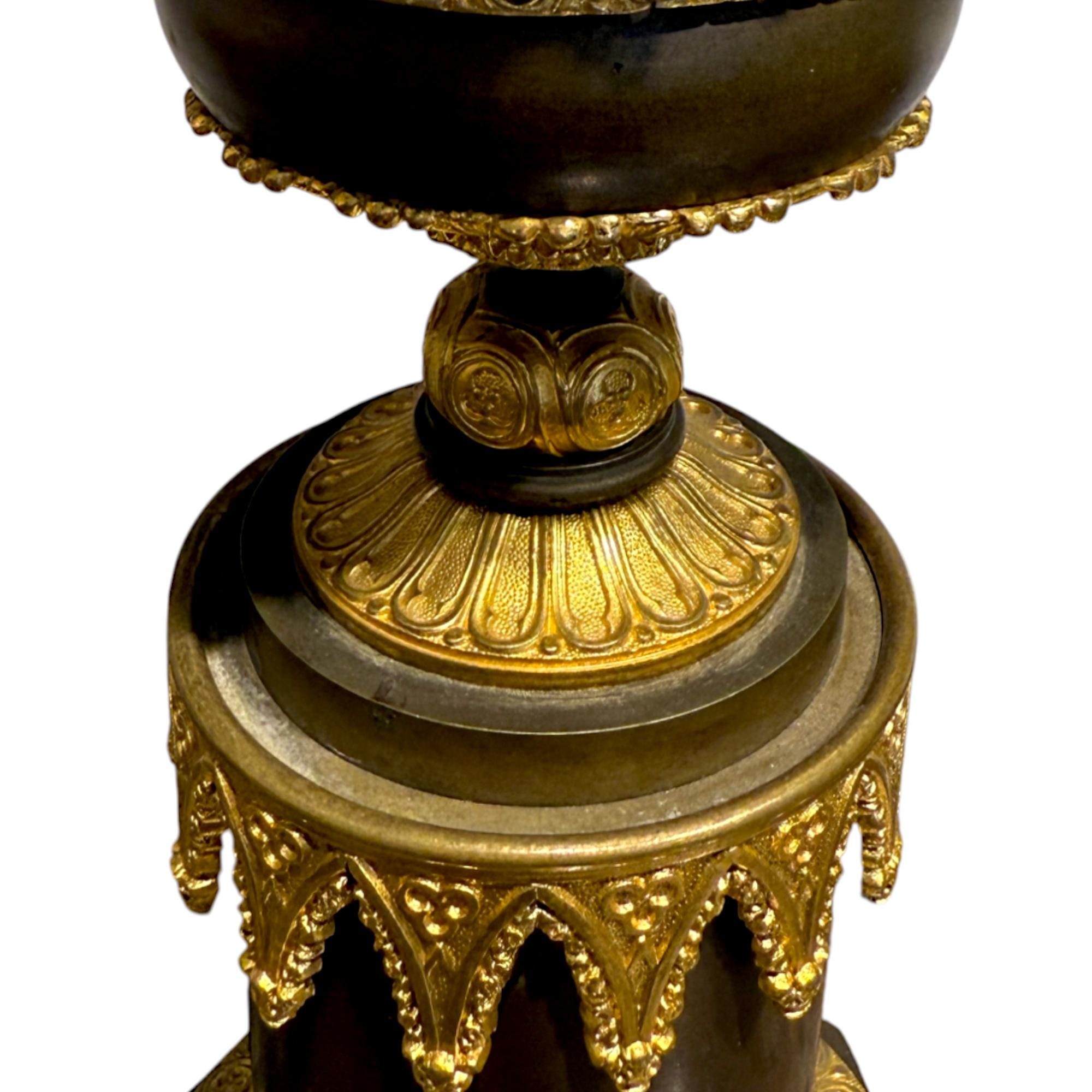 Bronze Paire de grands vases à cassolette en bronze doré et patine brune, époque Charles X en vente