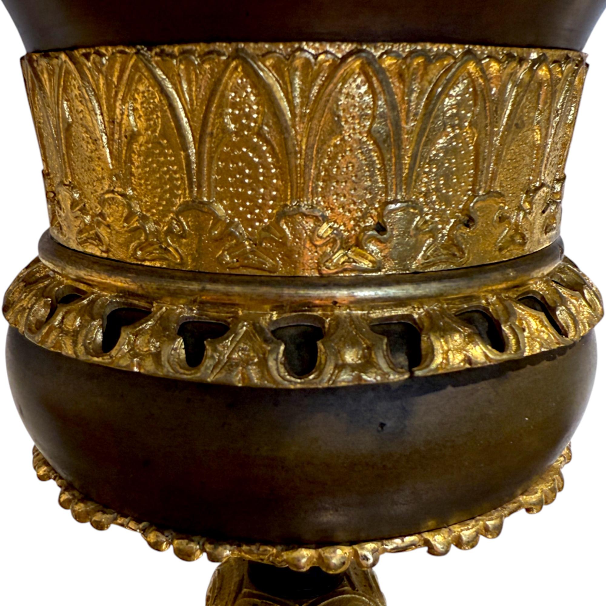 Paire de grands vases à cassolette en bronze doré et patine brune, époque Charles X en vente 1