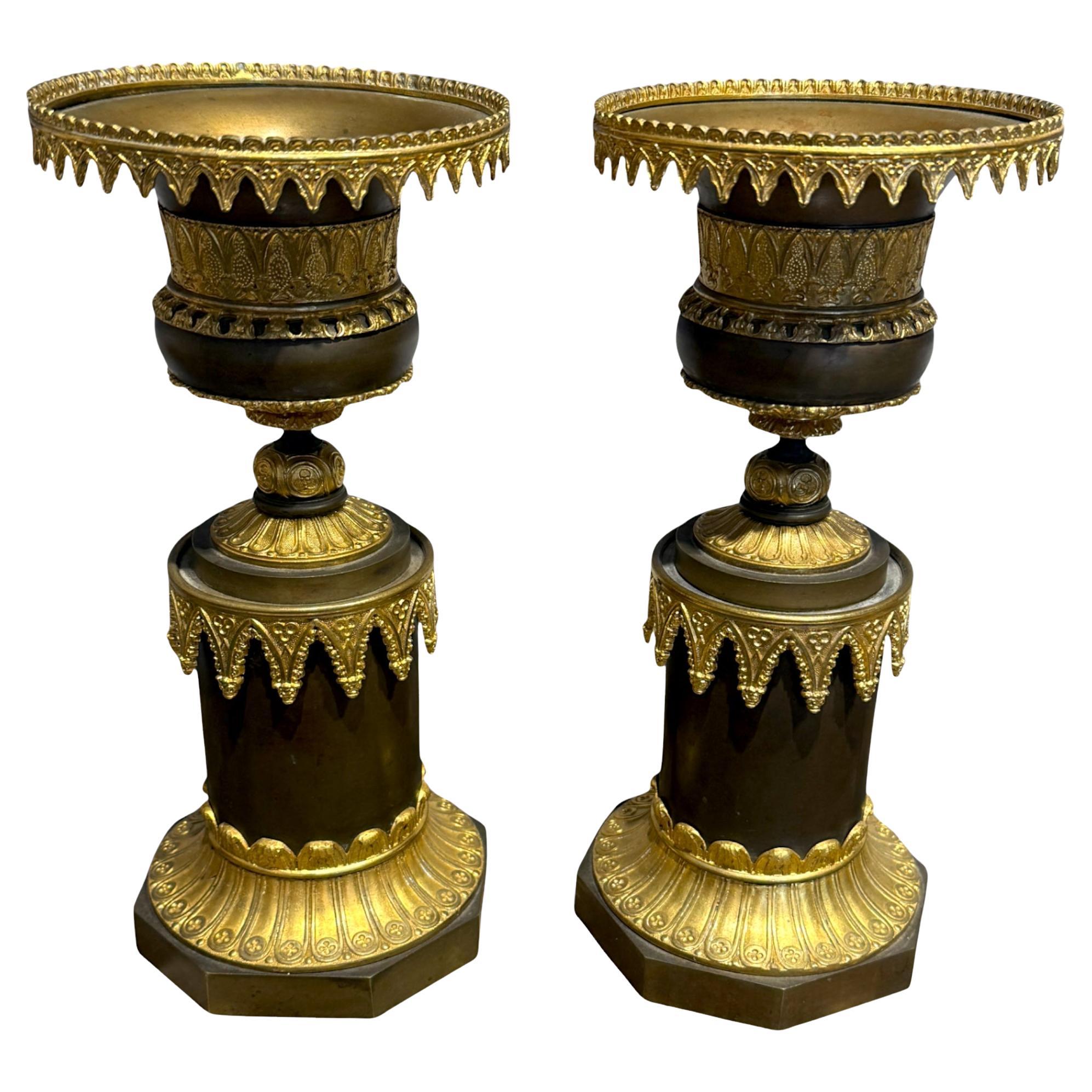 Paire de grands vases à cassolette en bronze doré et patine brune, époque Charles X en vente