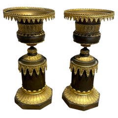 Paire de grands vases à cassolette en bronze doré et patine brune, époque Charles X
