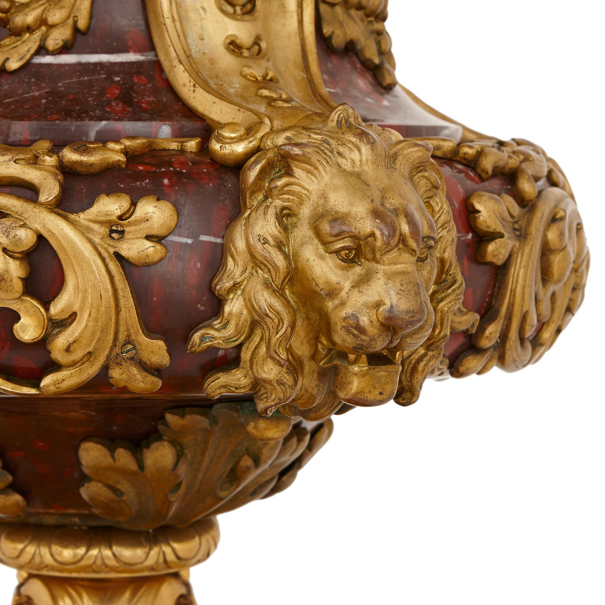 Große Kandelaber aus vergoldeter Bronze und Marmor, Paar (Französisch) im Angebot
