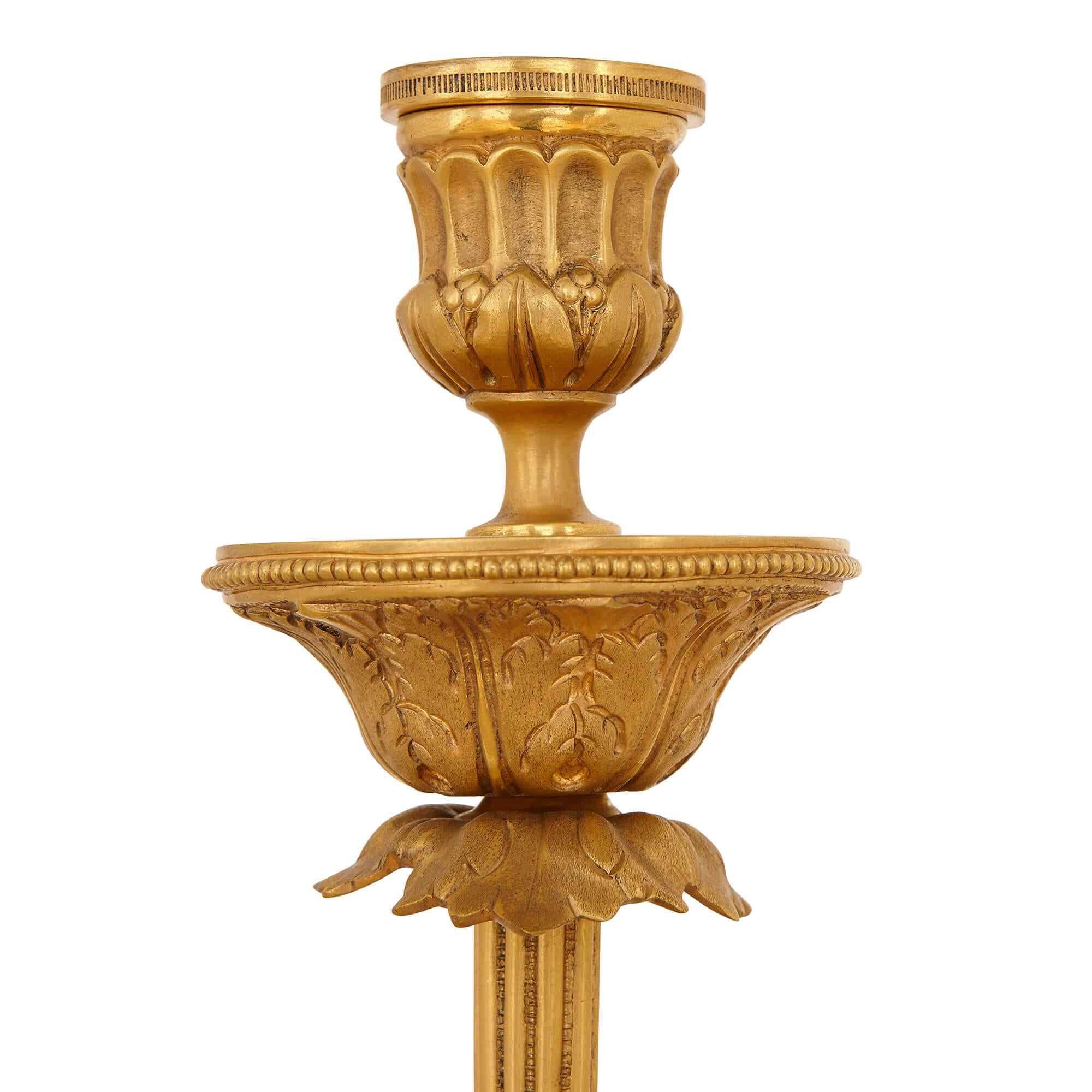 Große Kandelaber aus vergoldeter Bronze und Marmor, Paar (Vergoldet) im Angebot