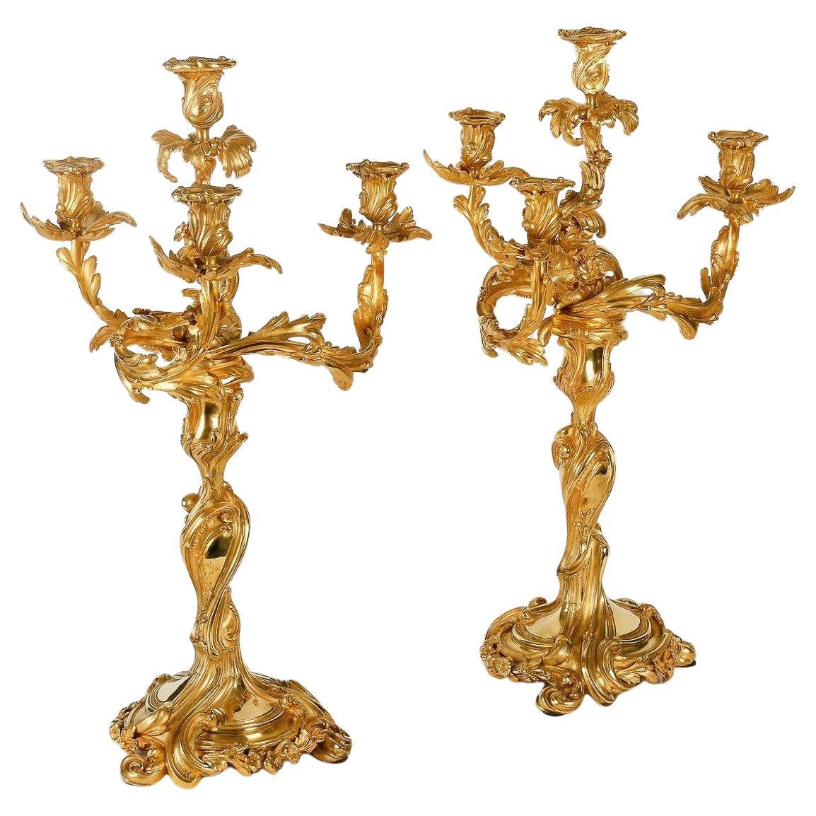 Paar große Kandelaber aus vergoldeter Bronze im Louis-XV-Stil, 19. Jahrhundert.