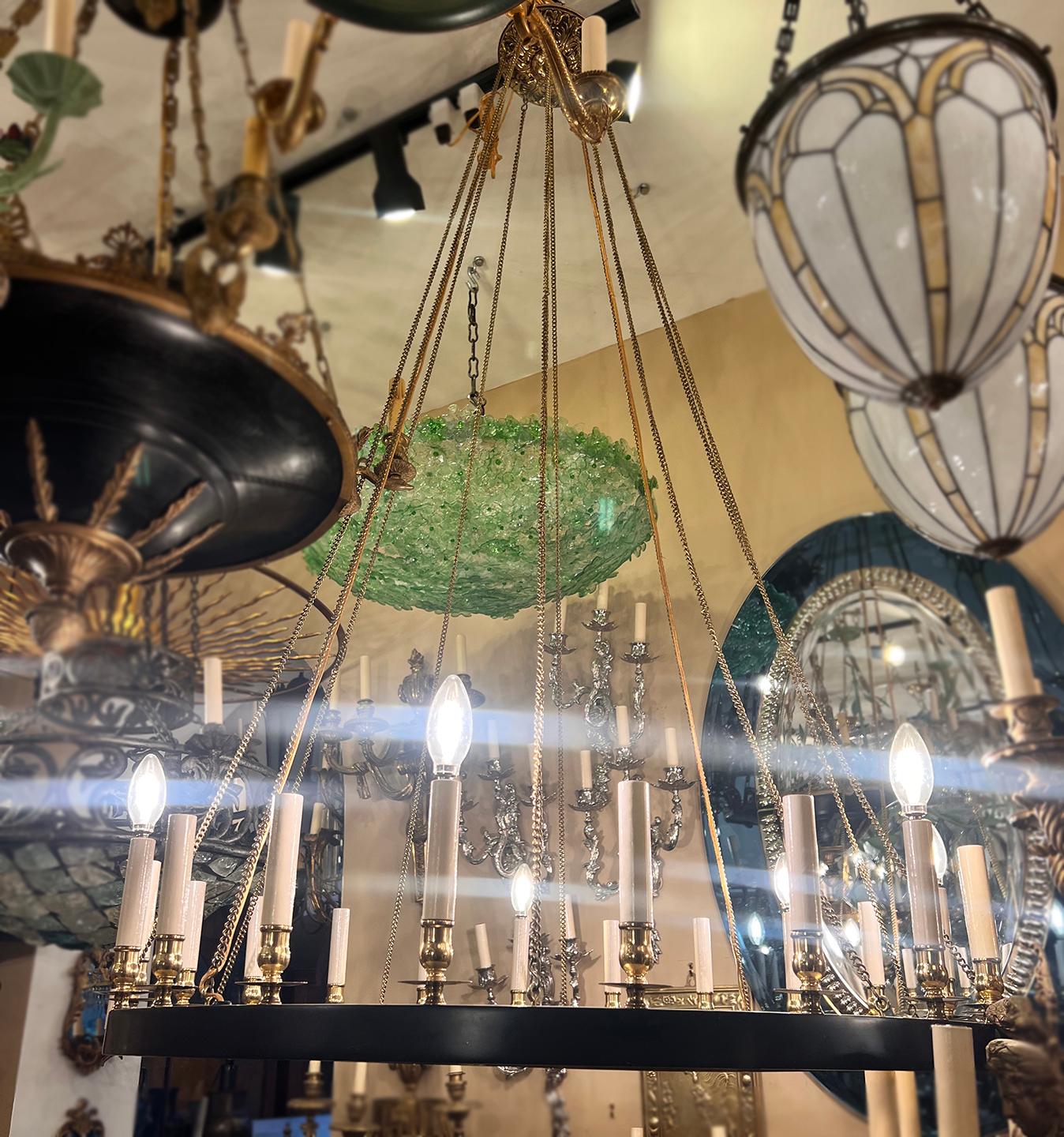 Metà XX secolo Un grande lampadario in bronzo dorato in vendita