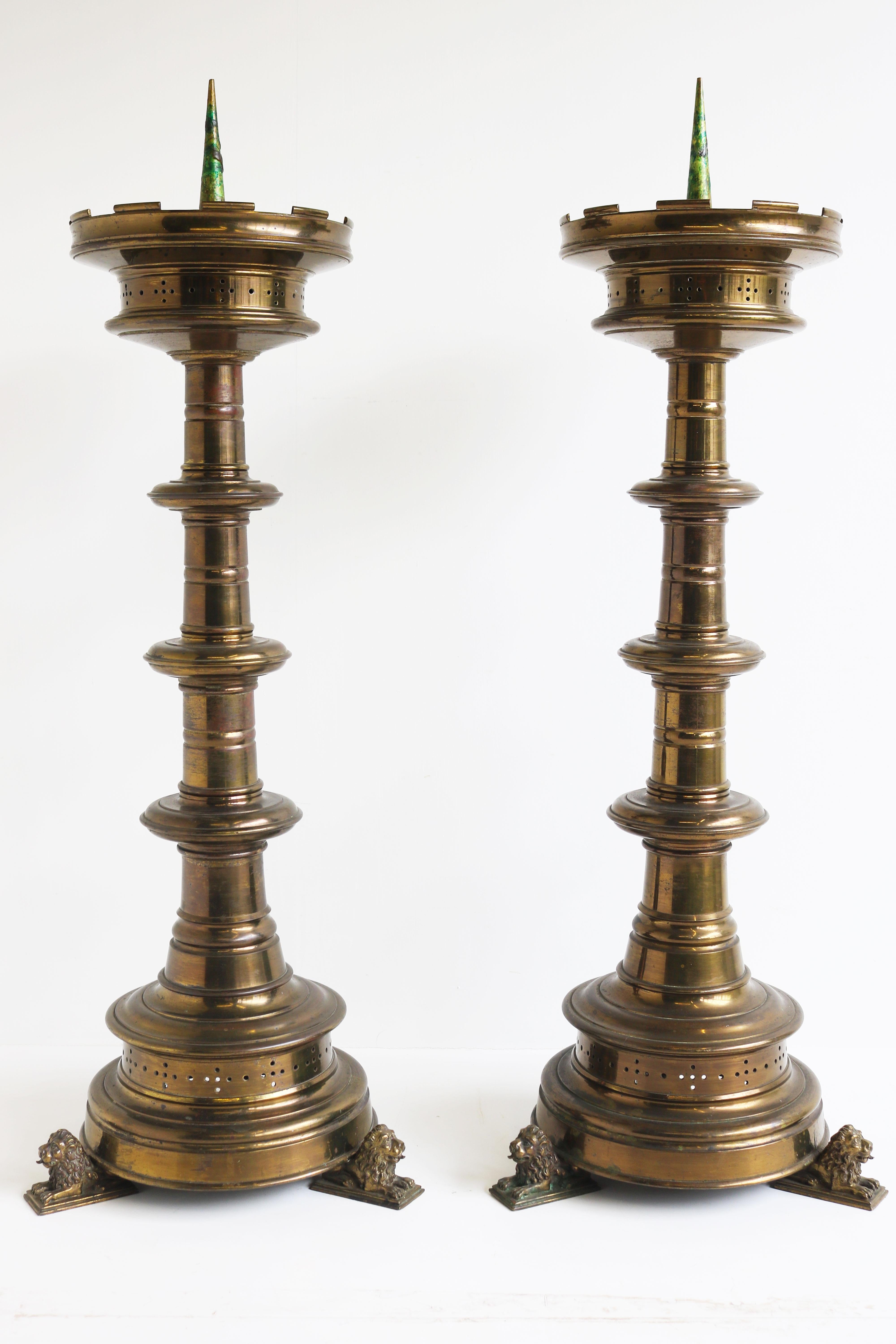 Paar große Kirchenkerzenständer aus vergoldeter Bronze im gotischen Revival-Stil mit Löwen als Kerzenhalter im Angebot 5
