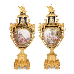 Pareja de grandes jarrones de porcelana estilo Sèvres montados en bronce dorado y con pedestal