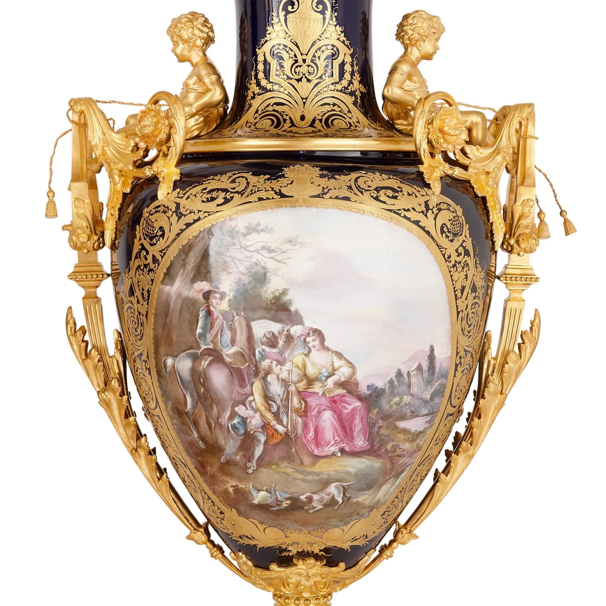 Néoclassique Paire de grands vases en porcelaine de style Sèvres montés sur vermeil et sur Pedestal en vente