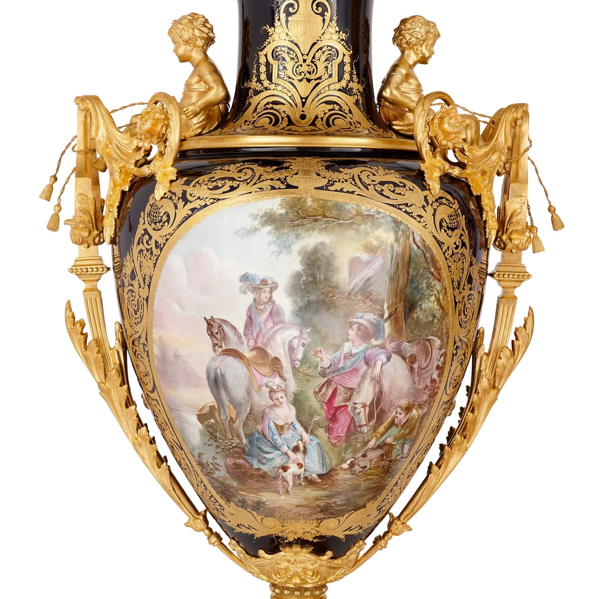 Français Paire de grands vases en porcelaine de style Sèvres montés sur vermeil et sur Pedestal en vente