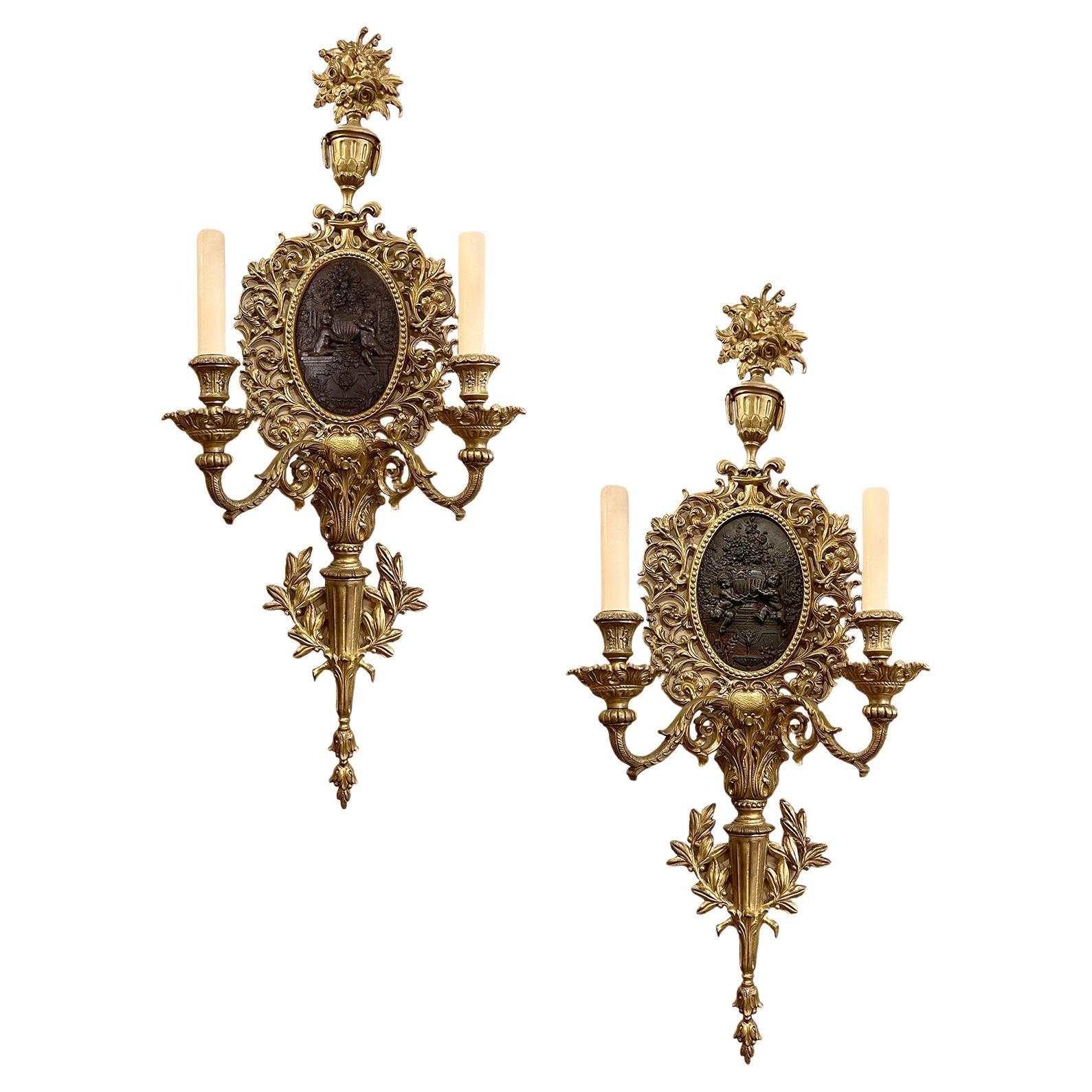 Pareja de grandes candelabros de bronce dorado en venta