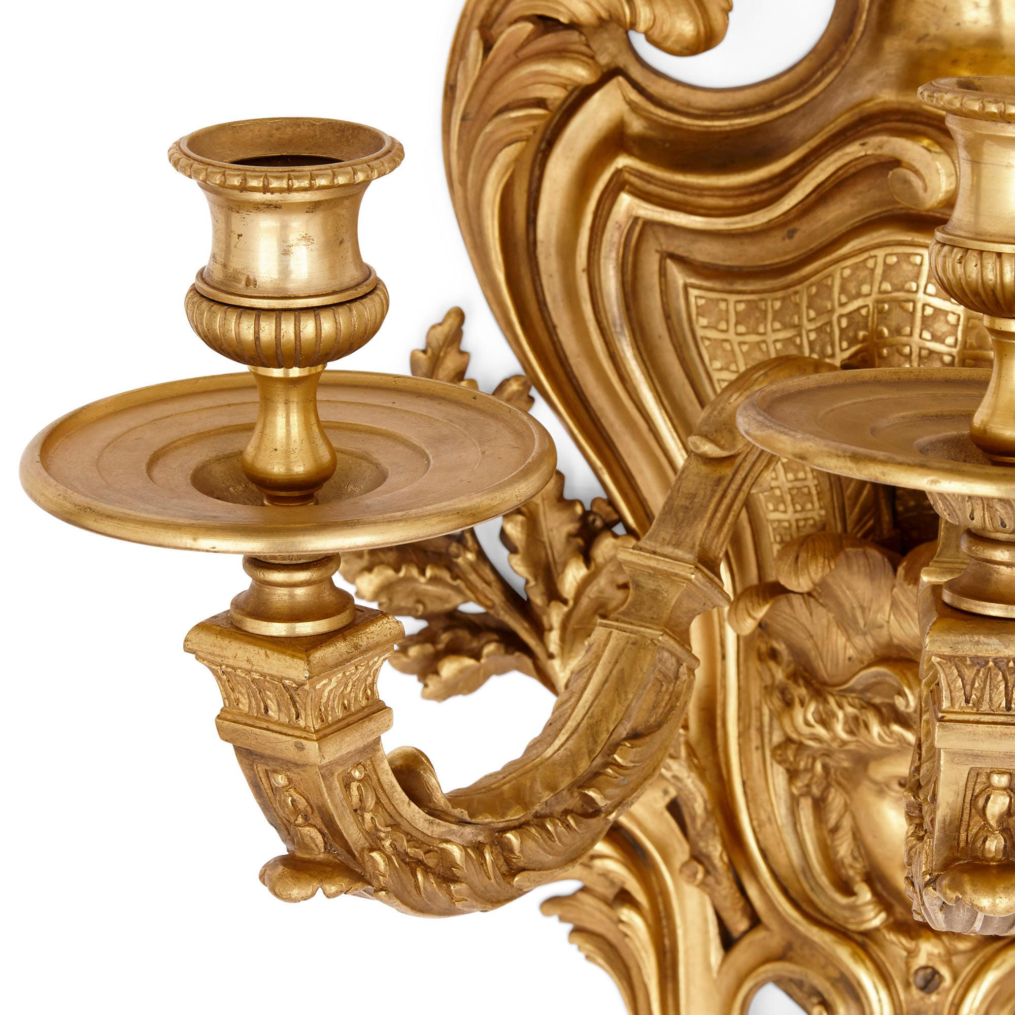 Bronze doré Paire de grandes appliques en bronze doré de style Rgence en vente