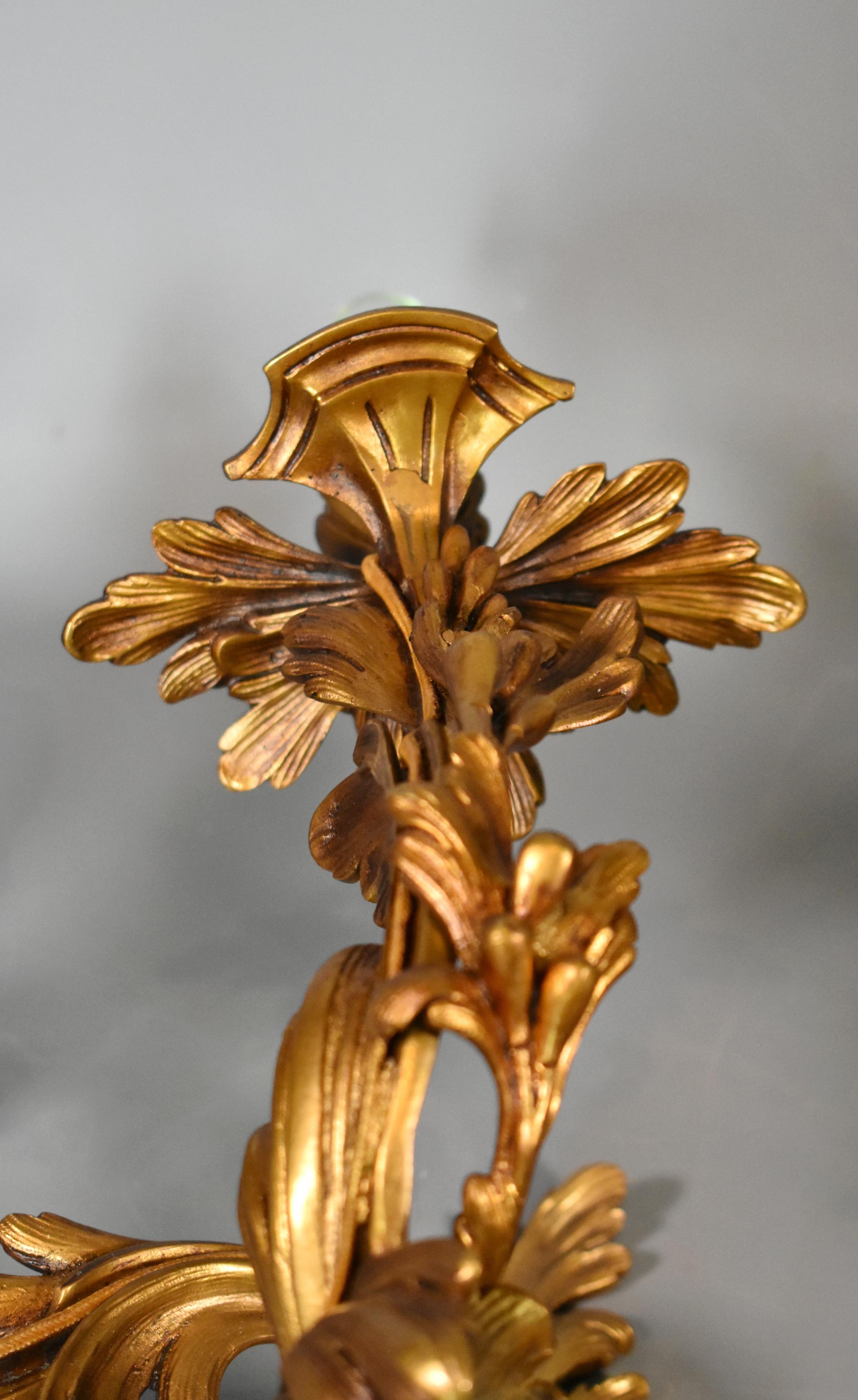 Pareja de Grandes Apliques de Bronce Dorado Estilo Luis XV en venta 5
