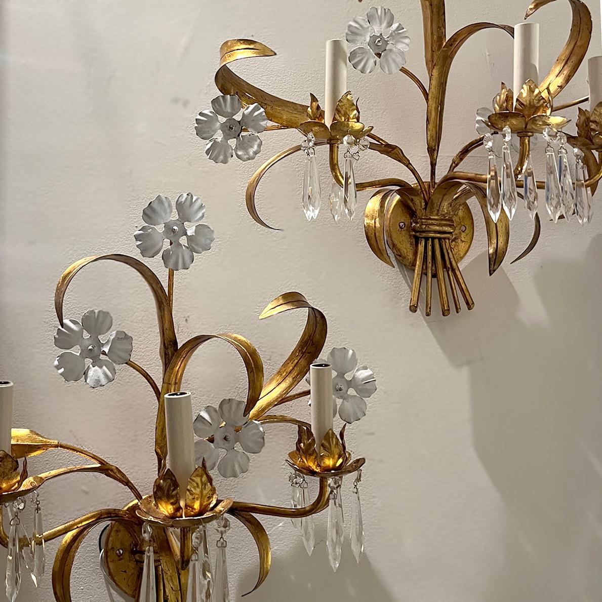 italien Paire de grandes appliques florales en métal doré en vente