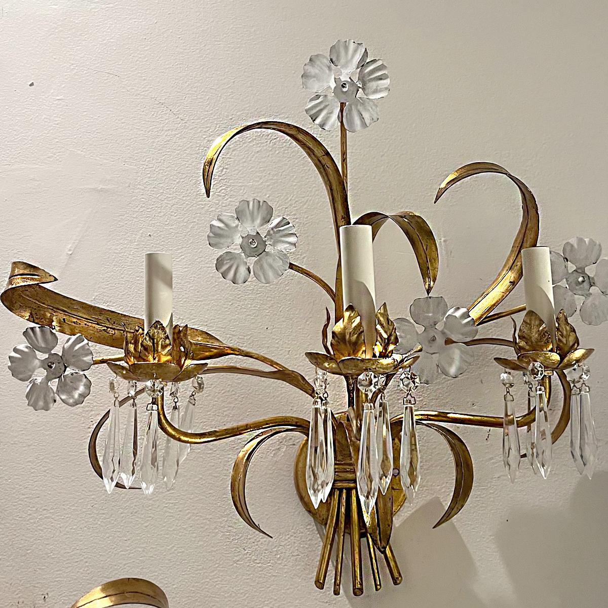 Doré Paire de grandes appliques florales en métal doré en vente