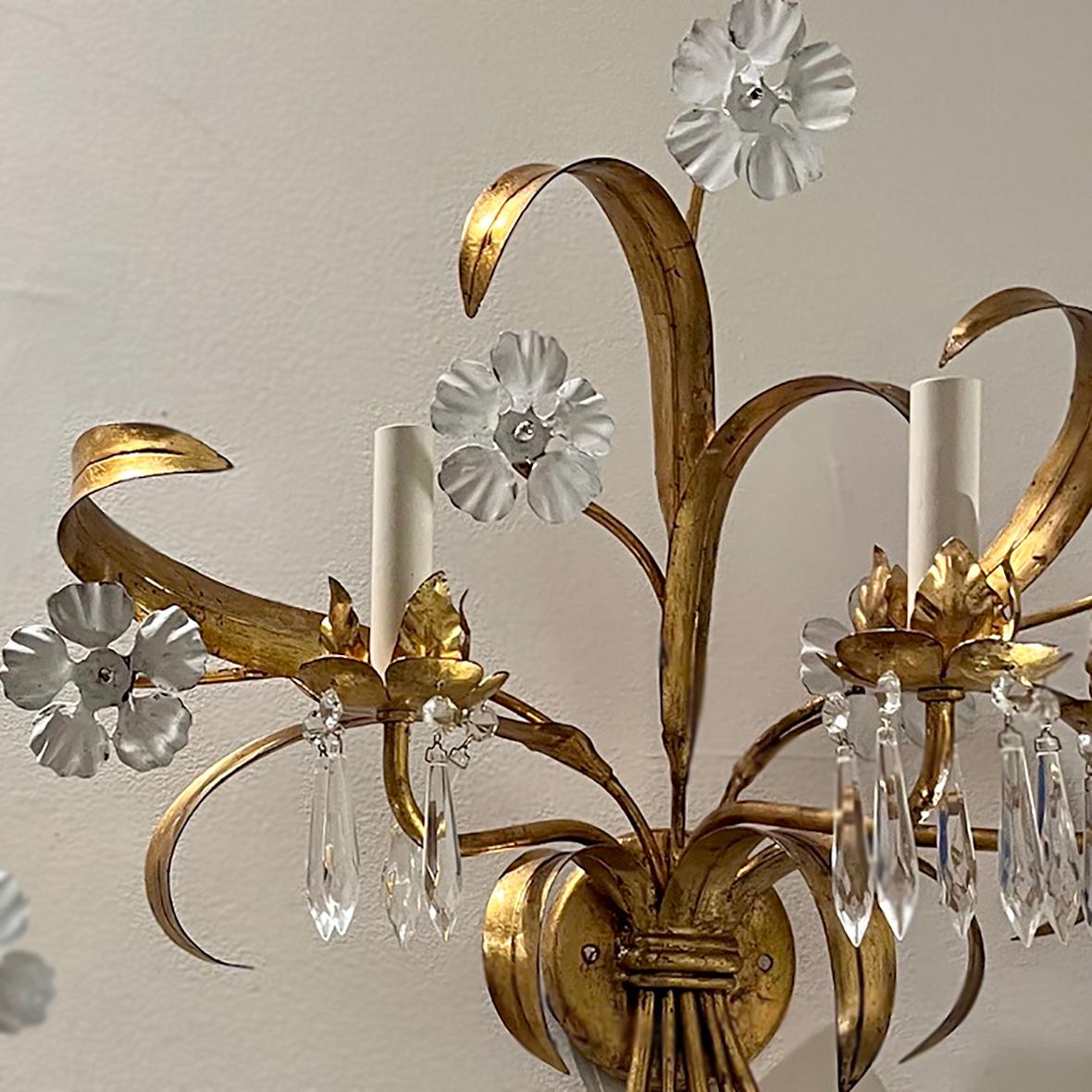 Paire de grandes appliques florales en métal doré Bon état - En vente à New York, NY