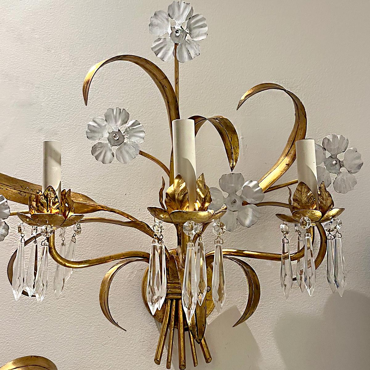 Milieu du XXe siècle Paire de grandes appliques florales en métal doré en vente