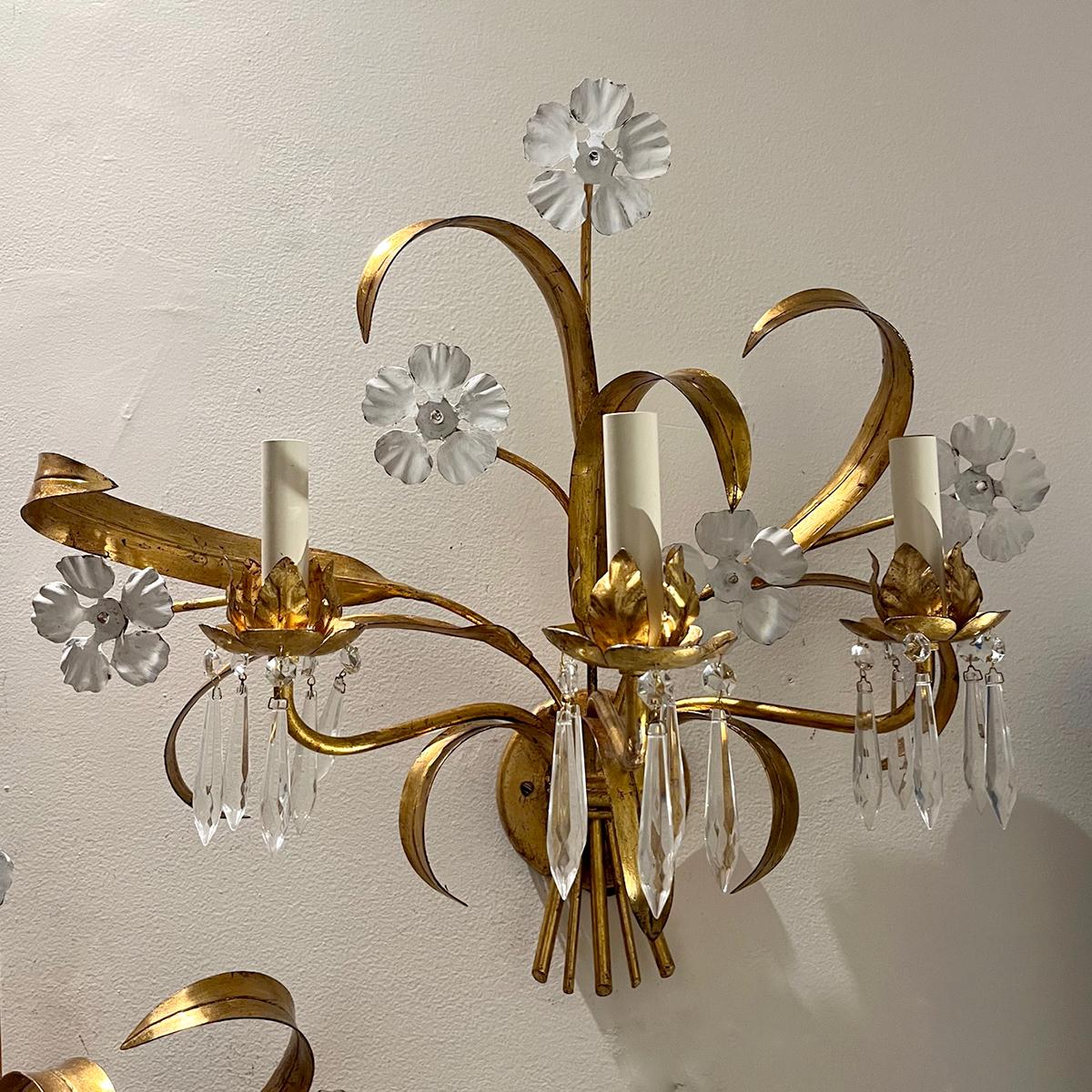 Métal Paire de grandes appliques florales en métal doré en vente