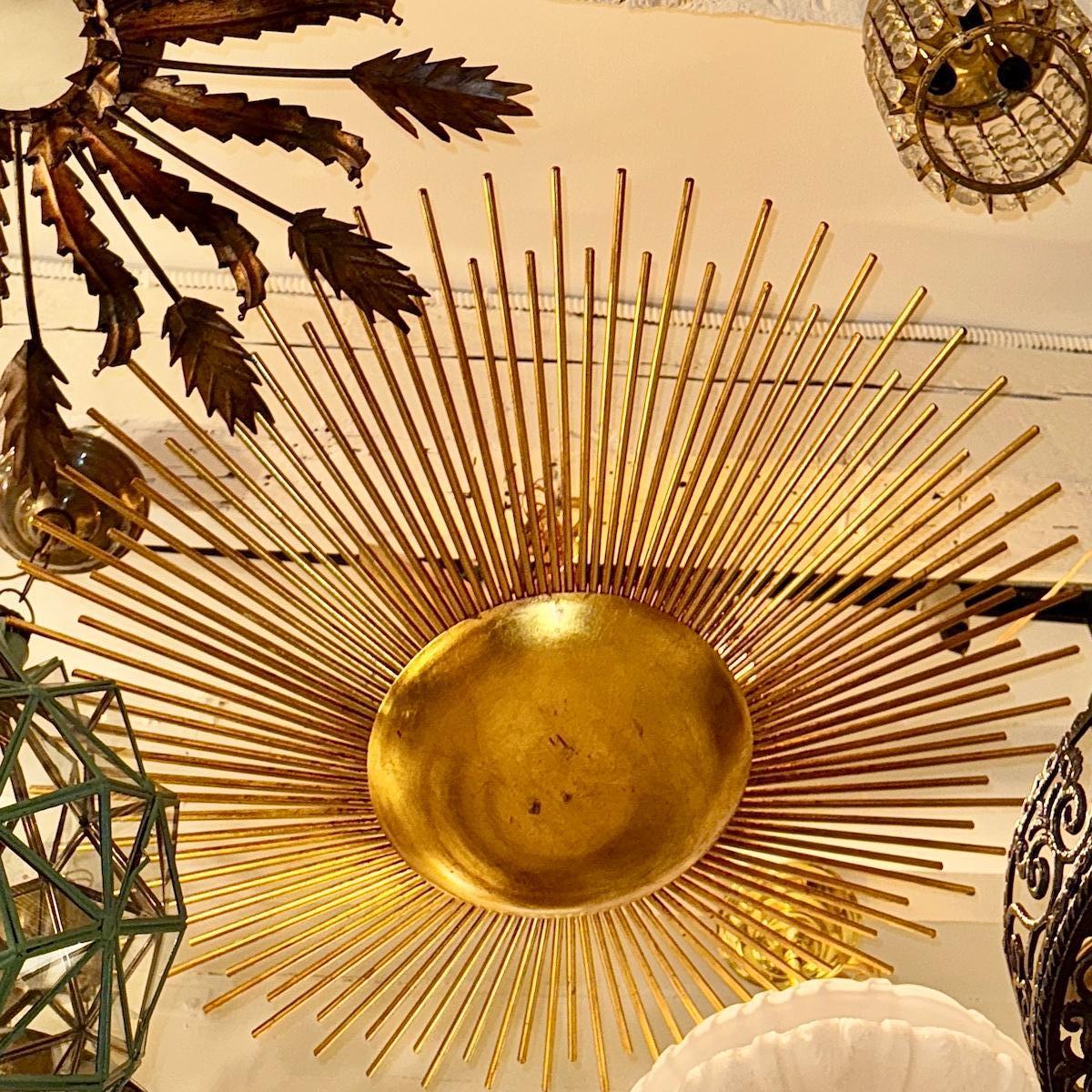 Paire de grands luminaires Sunburst en métal doré, vendus à l'unité en vente 2