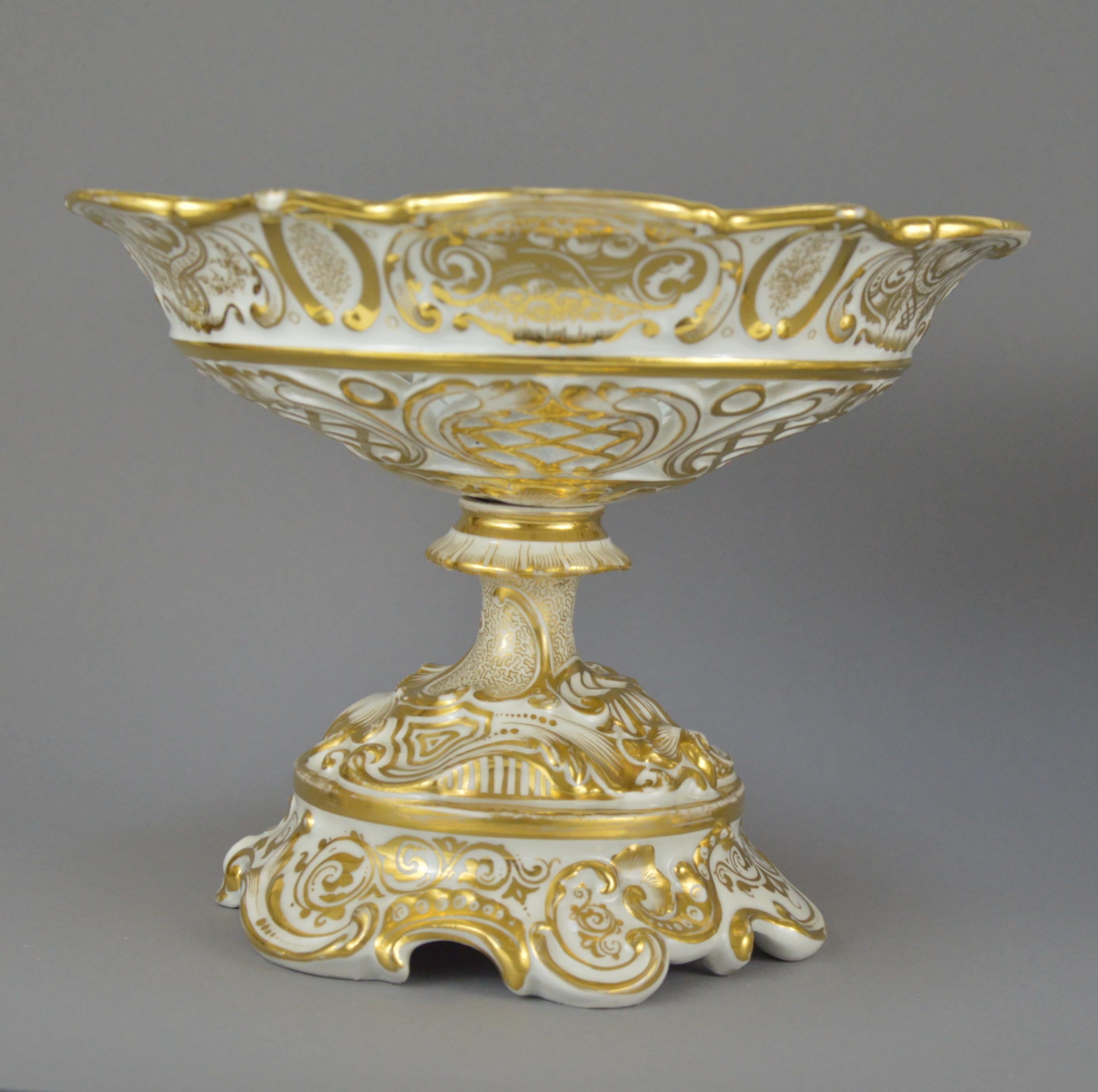 Pair of large gilt Old Brussels porcelain vases. Belgium, 19th century, 1840s-1860s.
Dimensions: diameter - 26 cm, hauteur - 16 cm.