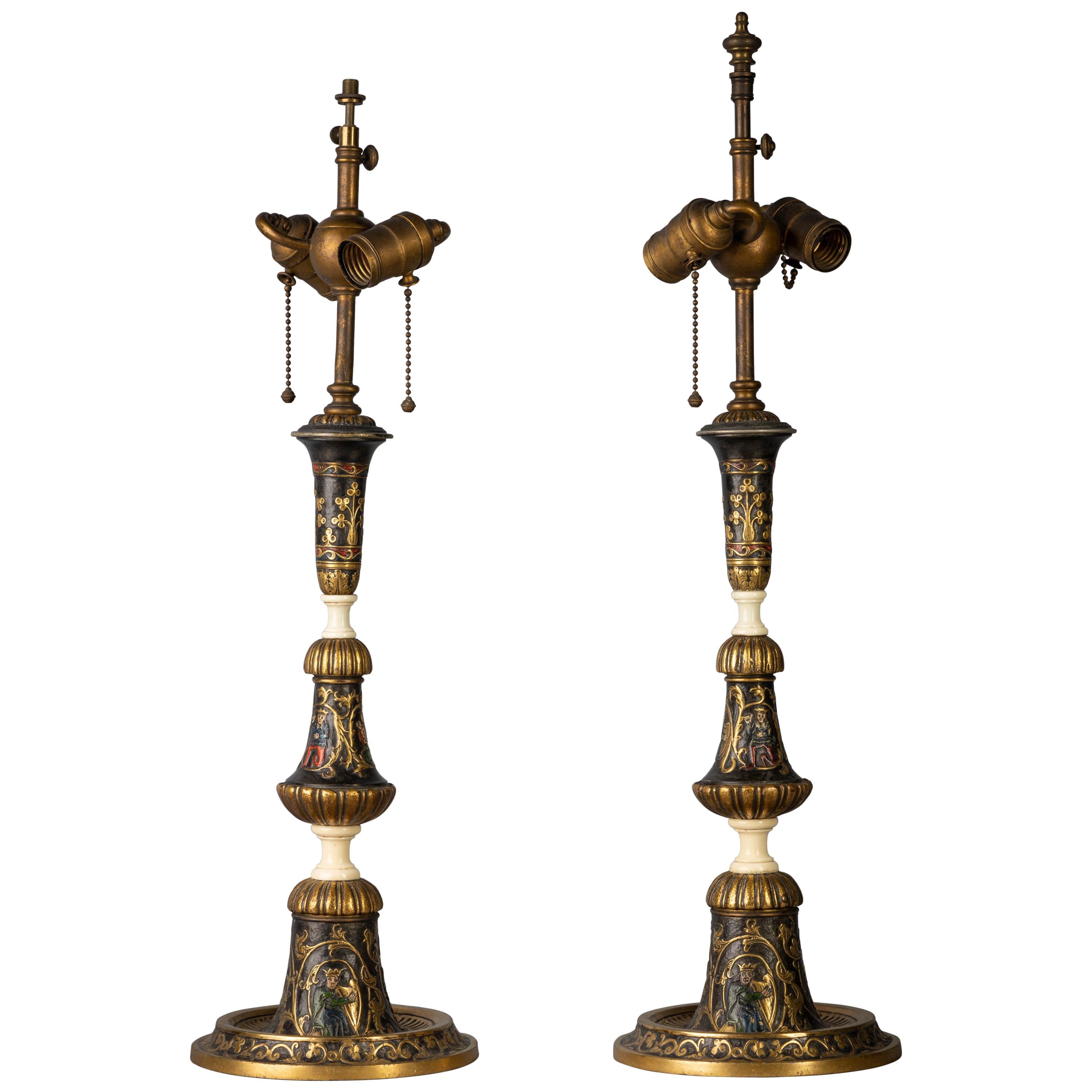 Paire de grandes lampes à bougeoirs en bronze doré, patiné et émaillé, vers 1900 en vente