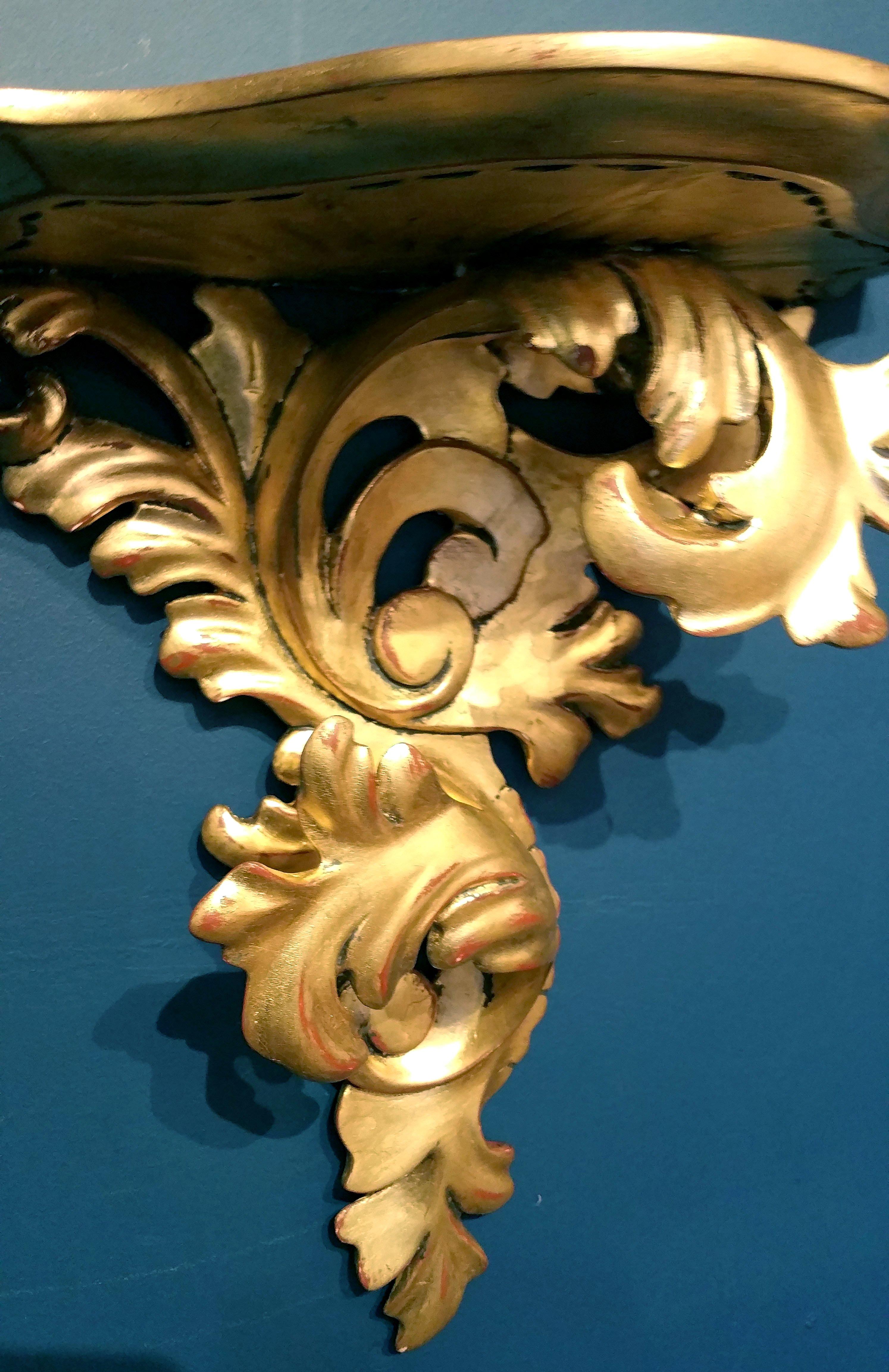 Pareja de grandes estanterías de madera con volutas doradas en Bueno estado para la venta en London, GB