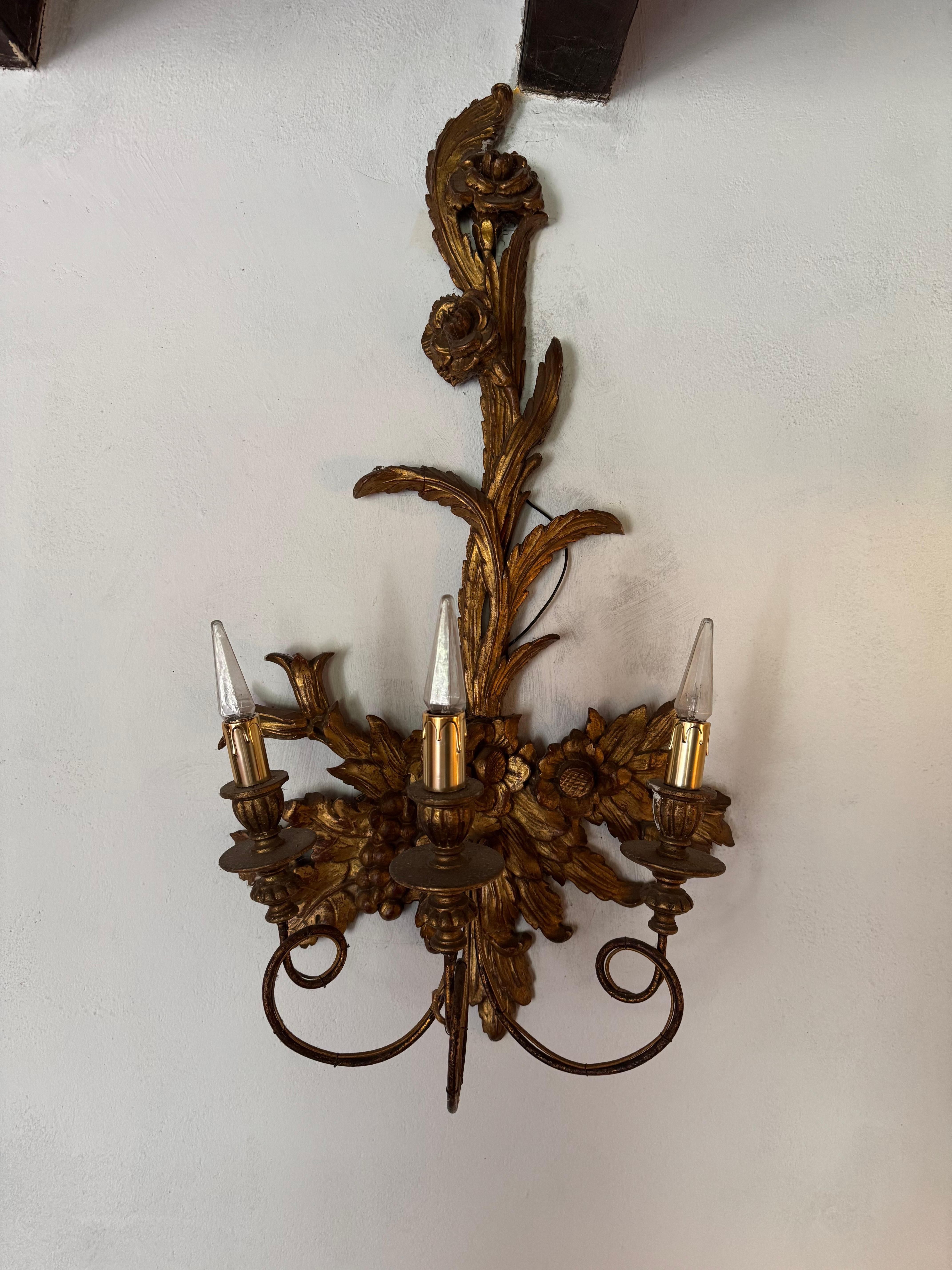 Una pareja realmente espectacular de grandes apliques tallados en madera dorada, con apliques. Llamativo y muy decorativo. Se vende recableado.