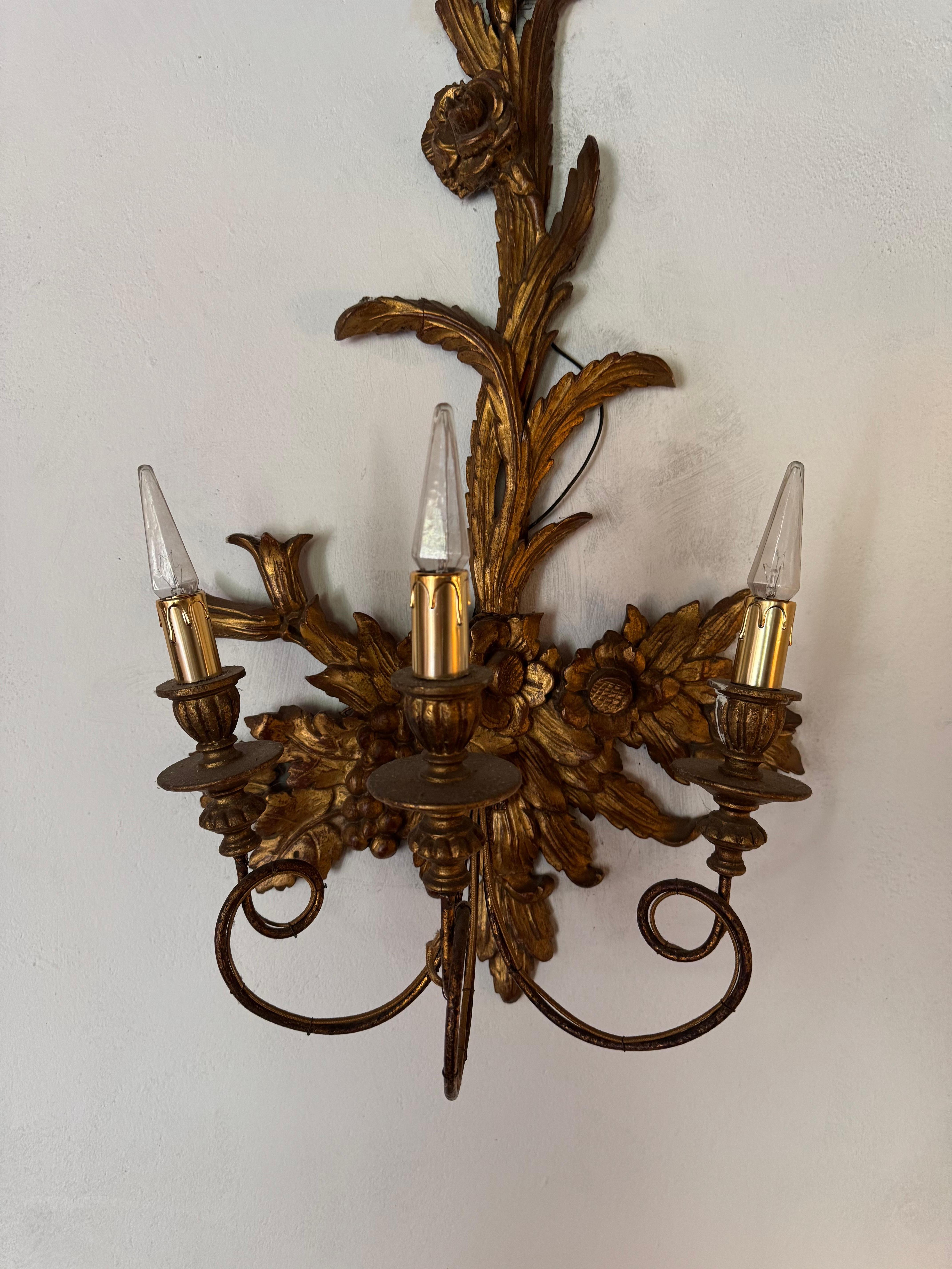 Pareja de grandes apliques decorativos de follaje de madera dorada. Francés c.1920 Renacimiento rococó en venta