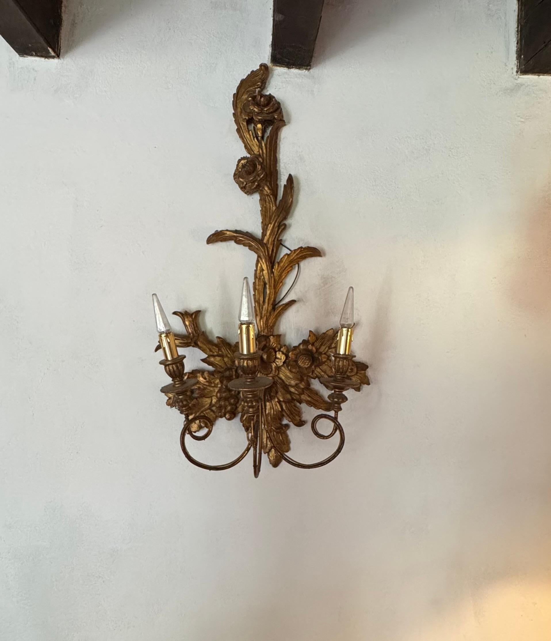 Pareja de grandes apliques decorativos de follaje de madera dorada. Francés c.1920 Dorado en venta
