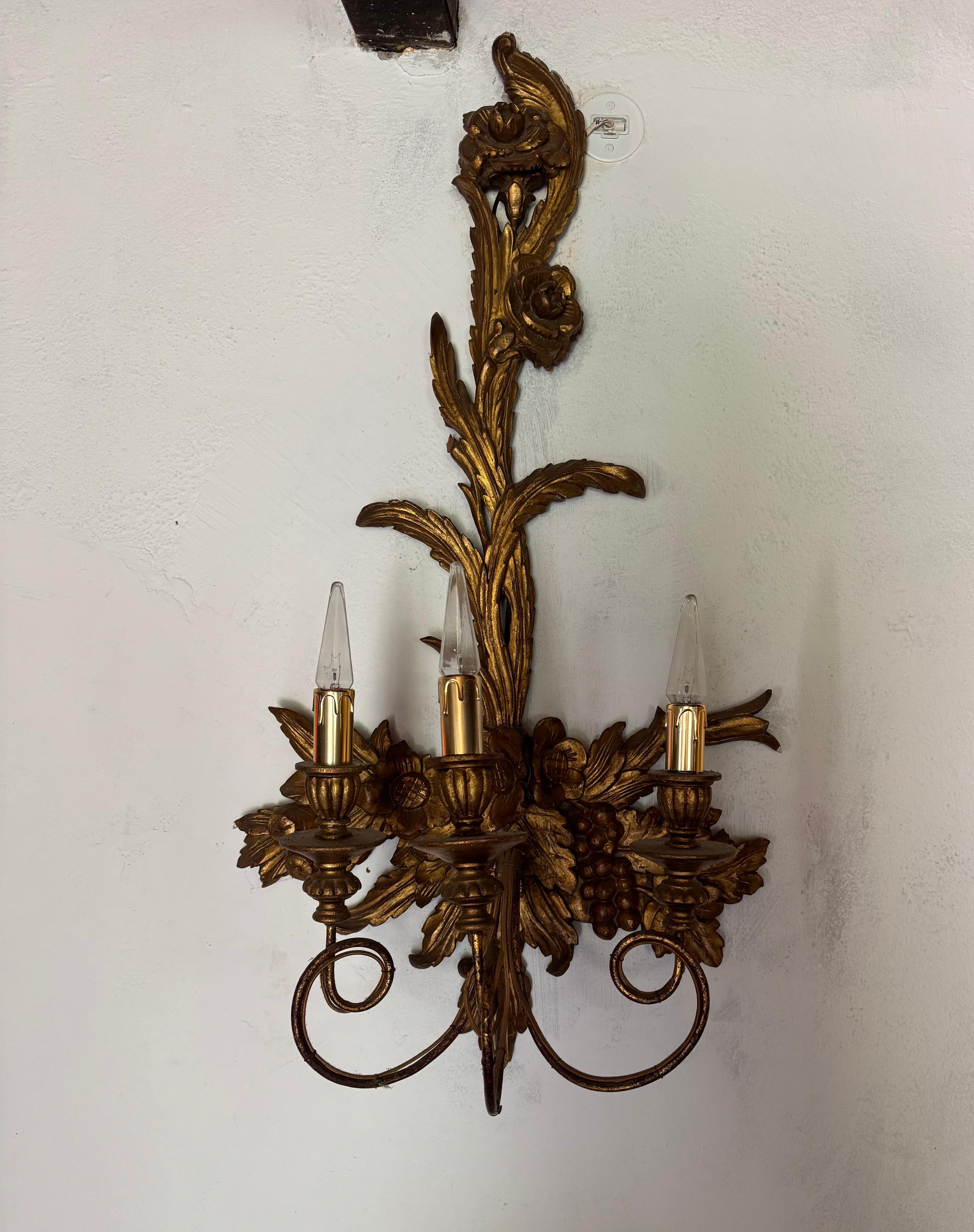 Pareja de grandes apliques decorativos de follaje de madera dorada. Francés c.1920 en Bueno estado para la venta en London, GB