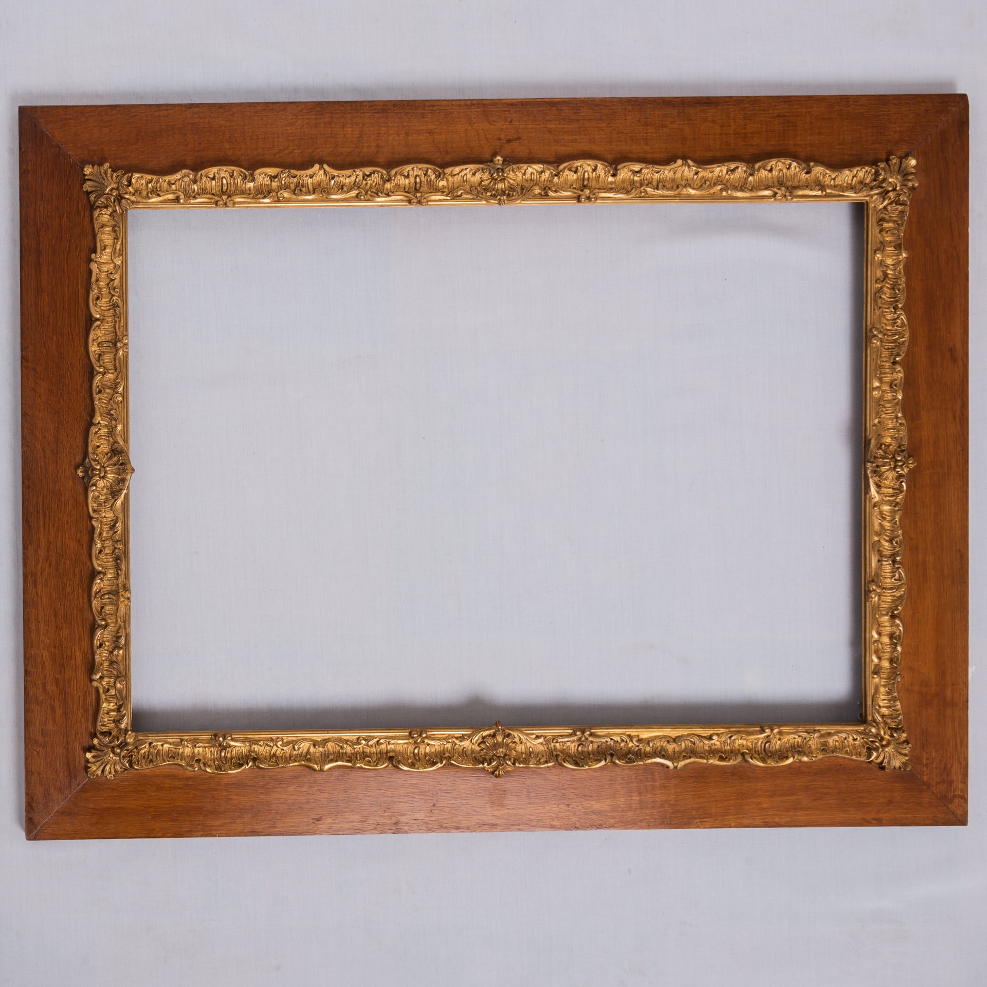 O/4665 - Pair of large wood frames with internal part in carved and gilded wood - 
Perfect for a pair of paintings or mirrors.