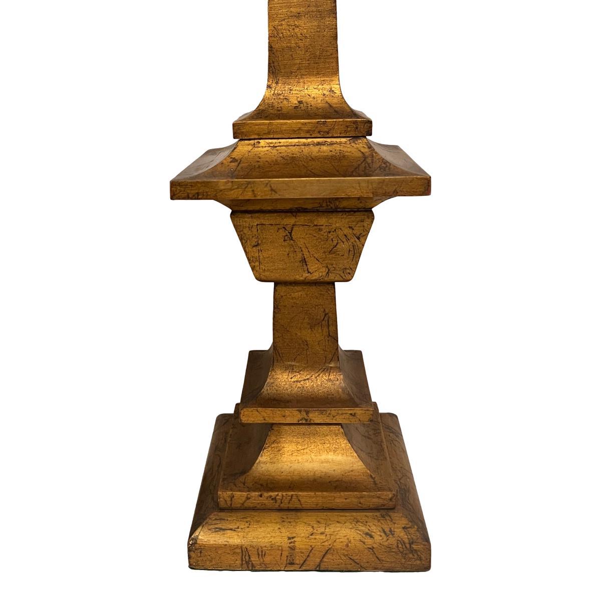 Paire de lampes françaises des années 1950 avec finition dorée d'origine

Mesures :
Hauteur du corps : 34