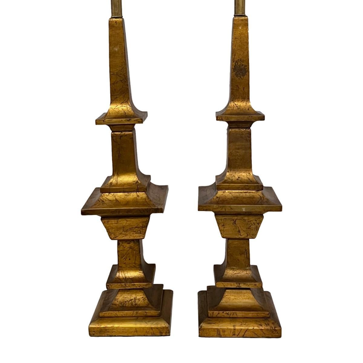 Doré Paire de grandes lampes en bois doré en vente