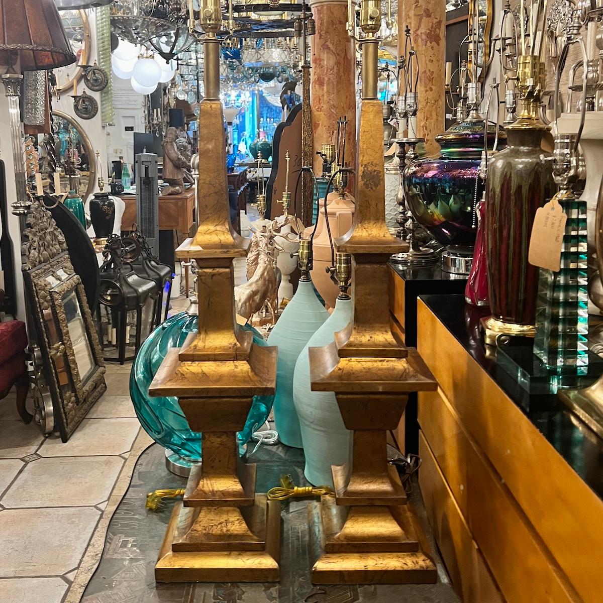 Paire de grandes lampes en bois doré Bon état - En vente à New York, NY