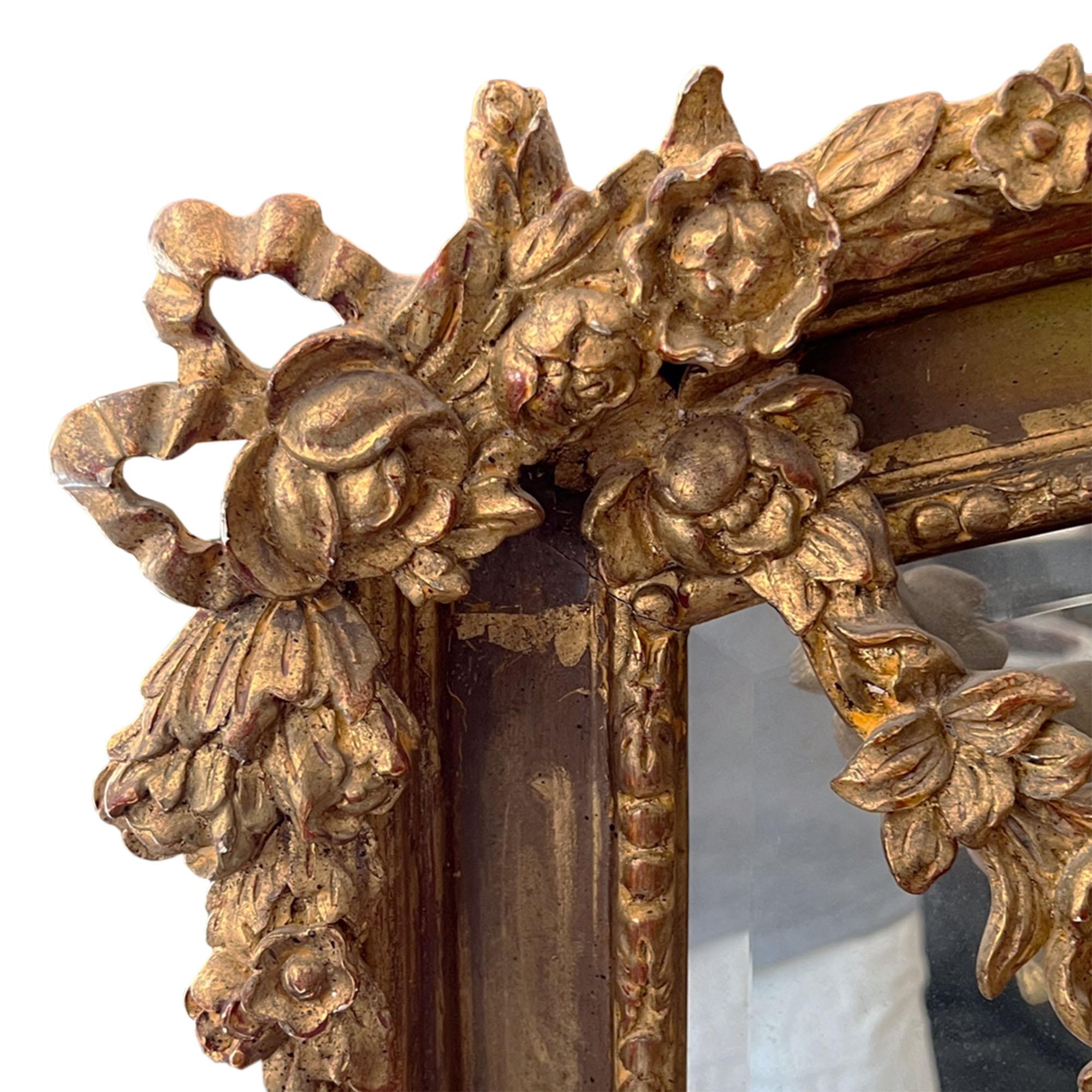 Zwei große Spiegel aus Giltwood mit geschnitzten Holzblättern und Blumen, CIRCA 1900 (Handgeschnitzt) im Angebot