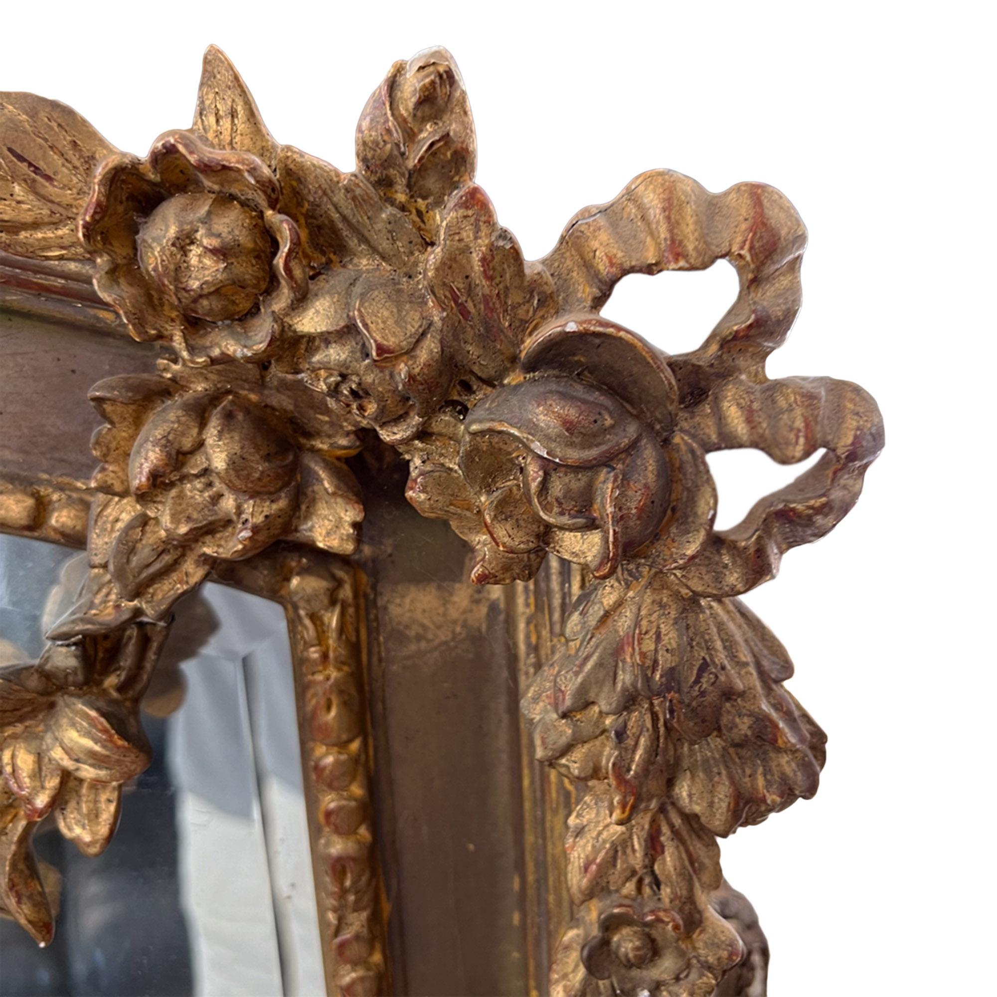 Zwei große Spiegel aus Giltwood mit geschnitzten Holzblättern und Blumen, CIRCA 1900 im Zustand „Gut“ im Angebot in London, GB