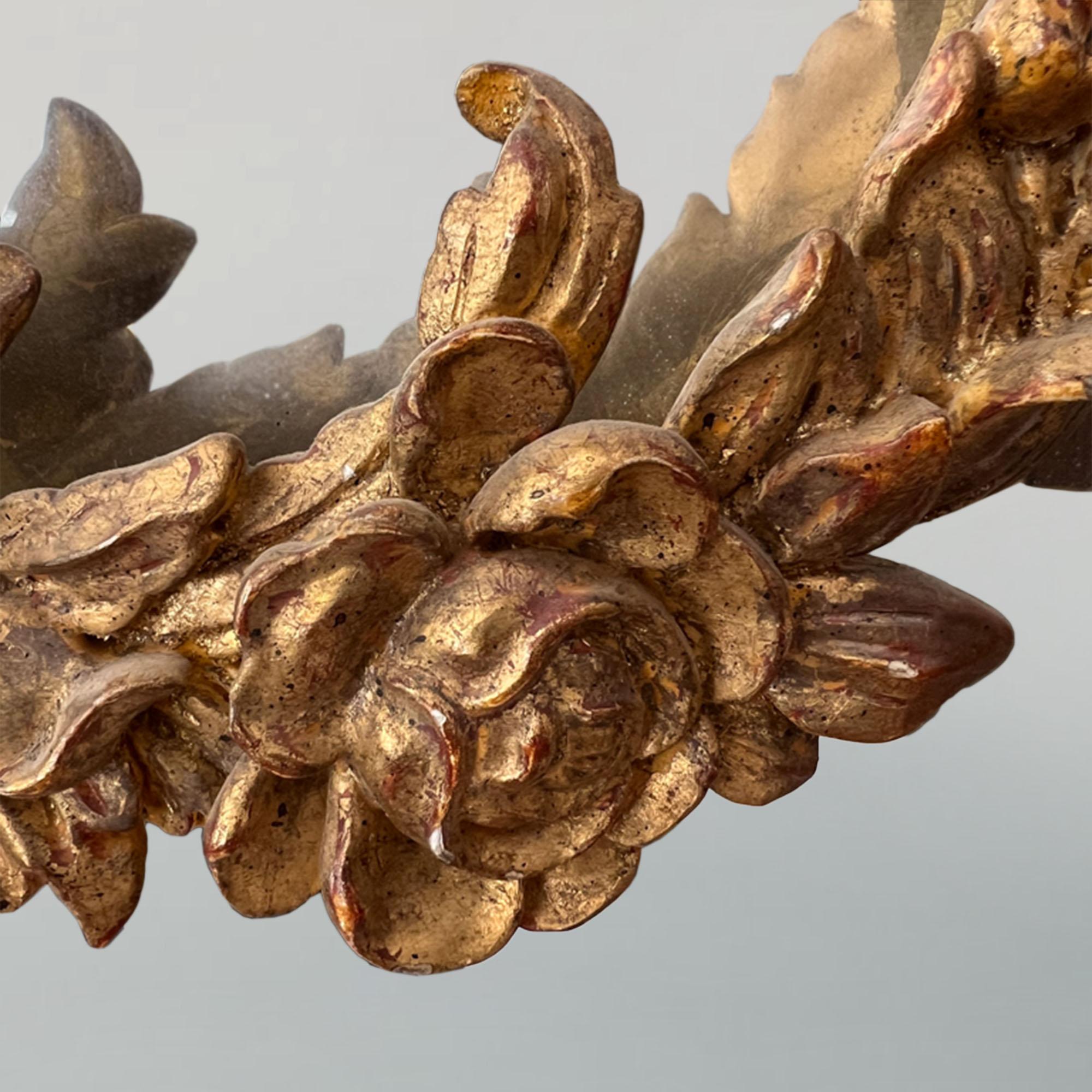 Zwei große Spiegel aus Giltwood mit geschnitzten Holzblättern und Blumen, CIRCA 1900 (Frühes 20. Jahrhundert) im Angebot
