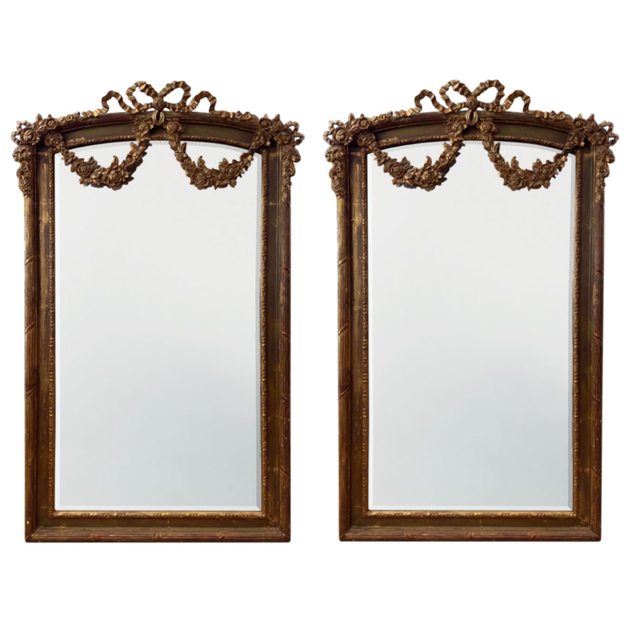 Zwei große Spiegel aus Giltwood mit geschnitzten Holzblättern und Blumen, CIRCA 1900 im Angebot 1