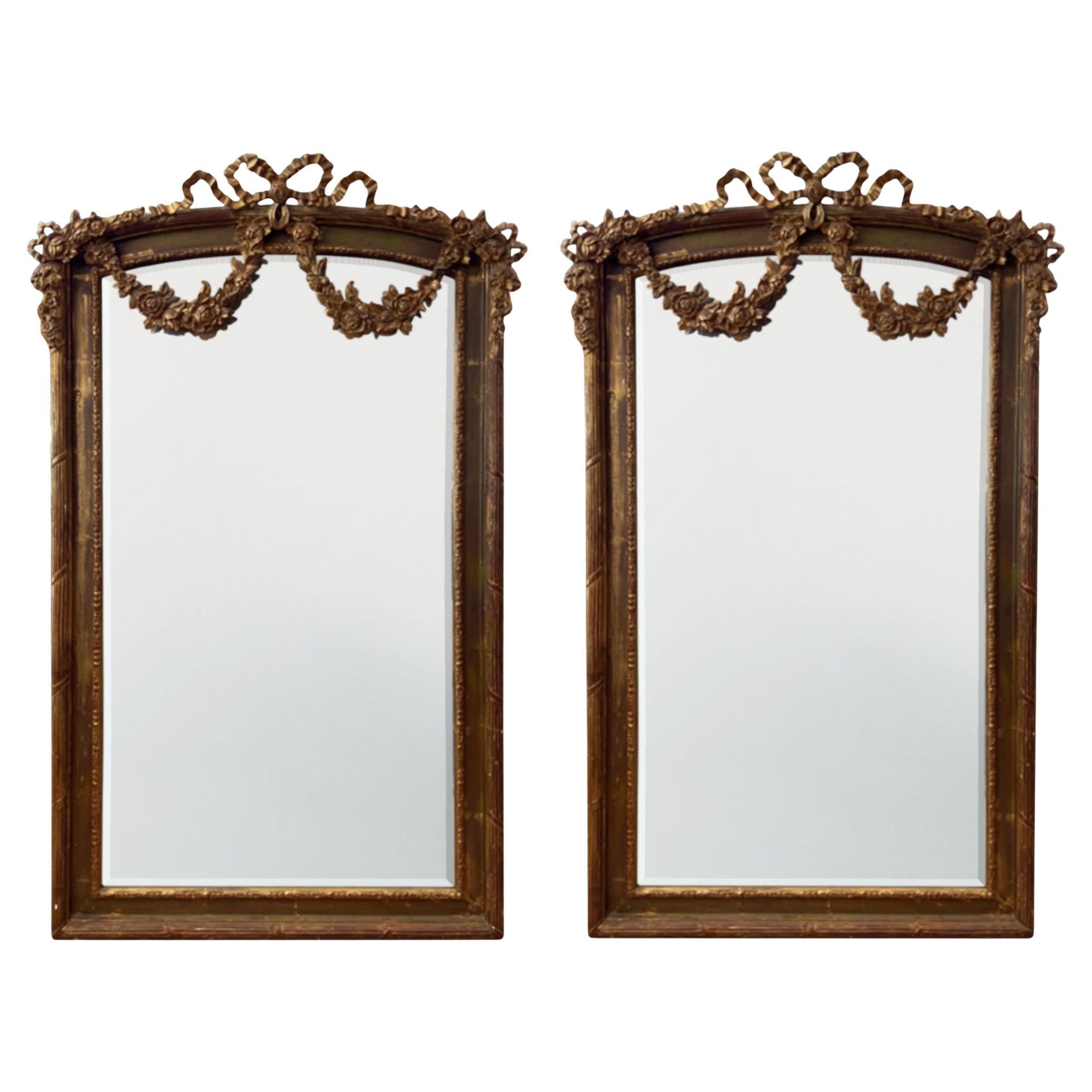 Zwei große Spiegel aus Giltwood mit geschnitzten Holzblättern und Blumen, CIRCA 1900 im Angebot