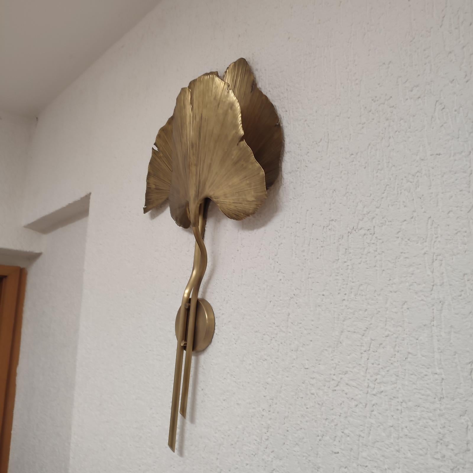 Pair of Large Ginkgo Leave Brass Wall Lights, Organic Shape, Tommaso Barbi Style im Angebot 3