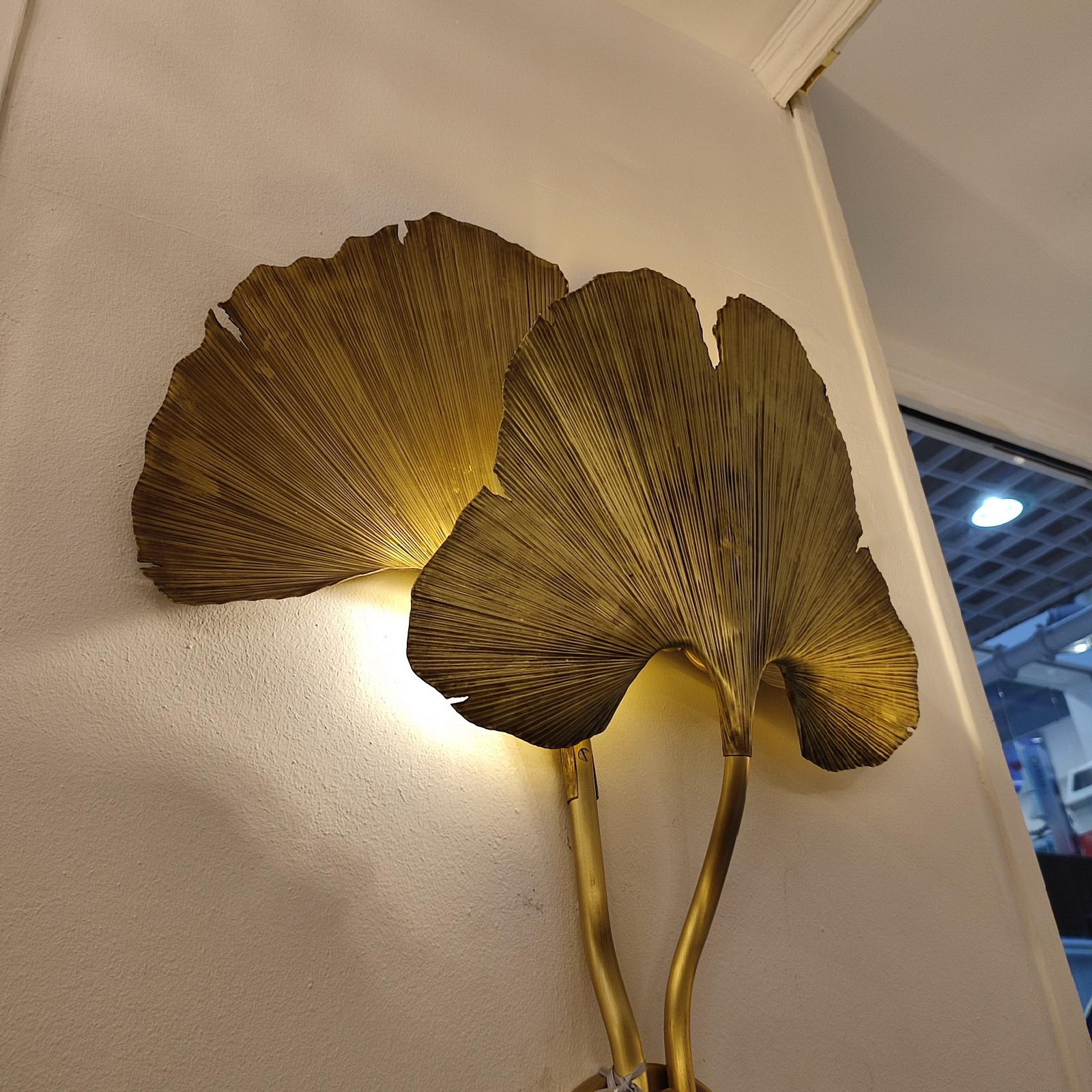 Pair of Large Ginkgo Leave Brass Wall Lights, Organic Shape, Tommaso Barbi Style (Moderne der Mitte des Jahrhunderts) im Angebot
