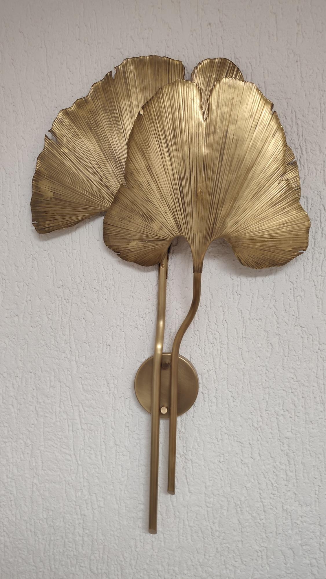 Pair of Large Ginkgo Leave Brass Wall Lights, Organic Shape, Tommaso Barbi Style (Handgefertigt) im Angebot