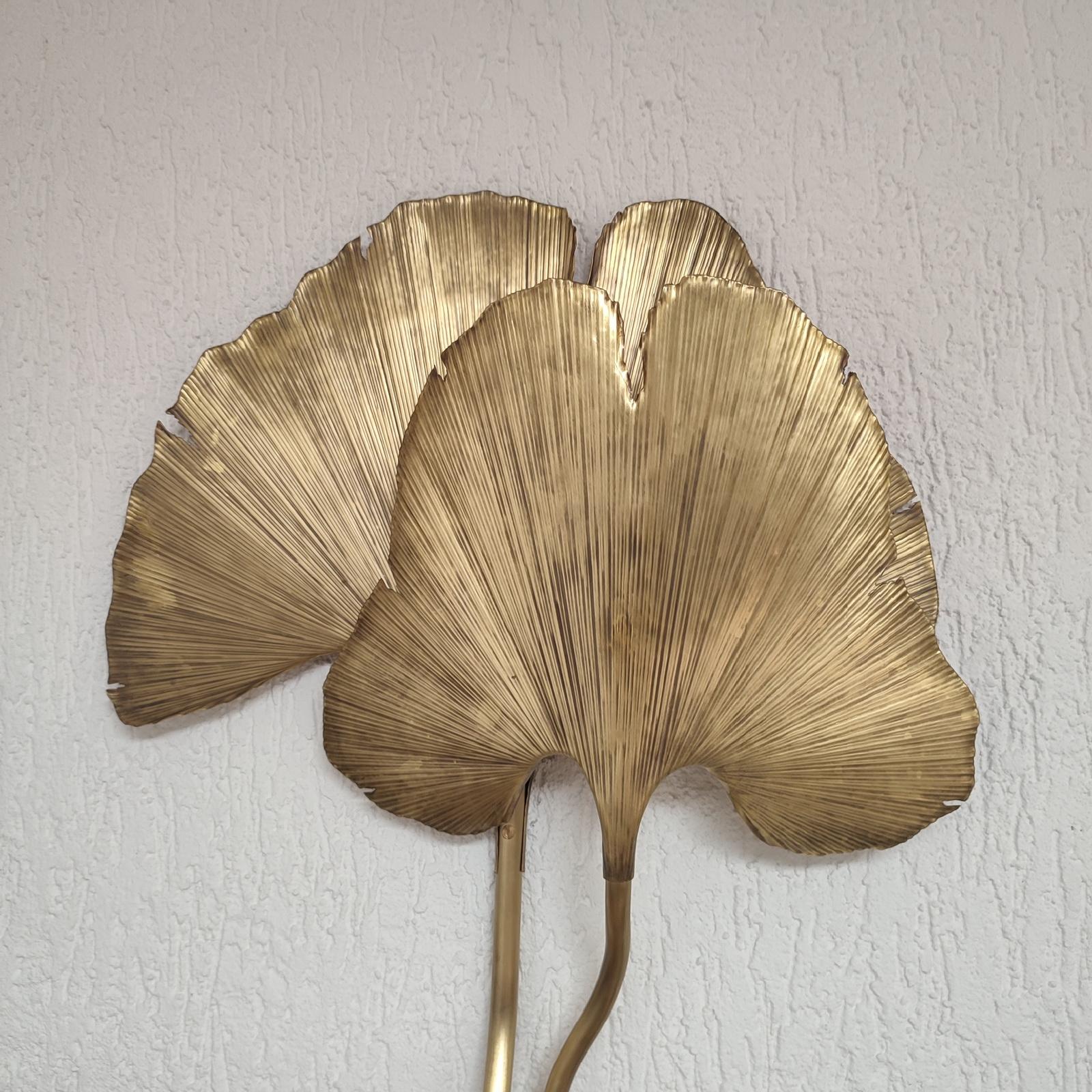 Pair of Large Ginkgo Leave Brass Wall Lights, Organic Shape, Tommaso Barbi Style (Messing) im Angebot