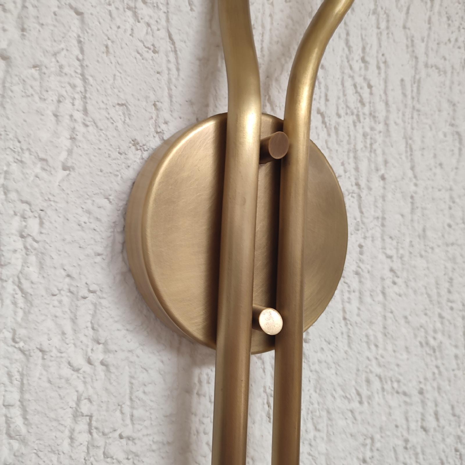 Pair of Large Ginkgo Leave Brass Wall Lights, Organic Shape, Tommaso Barbi Style im Angebot 1
