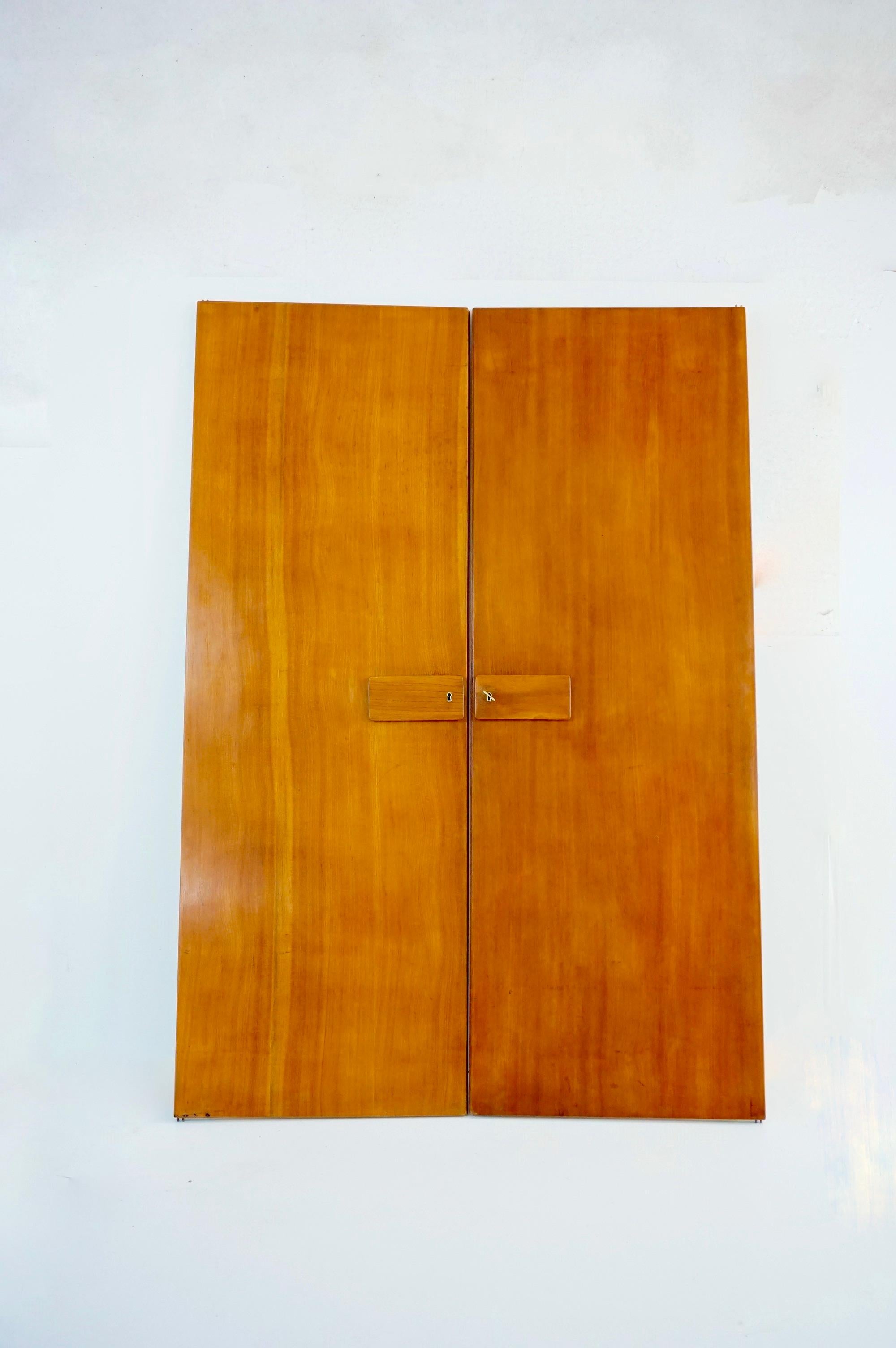 Seltenes und großes Paar Schranktüren von Gio Ponti, 1955
aus dem Mobiliar des Hotel Royal, Neapel
hergestellt von Giordano Chiesa und produziert von Dassi Lissone
2 Spiegel auf der Rückseite: 
die linke Tür: 120cm x 45 cm 
auf der rechten Tür: 45 x