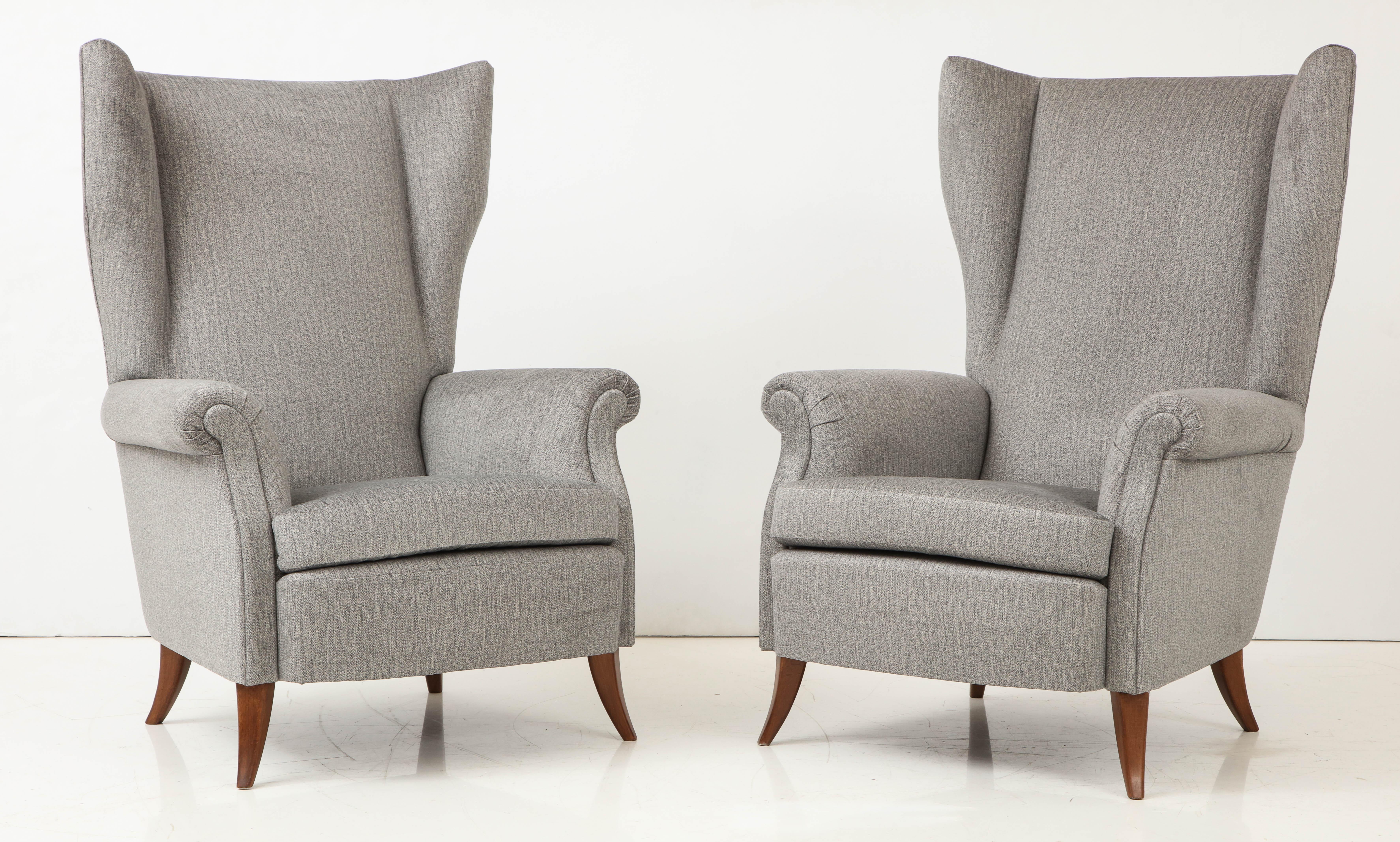 Pair of Large Gio Ponti Style Midcentury Gray Italian Lounge Chairs In Excellent Condition In New York, NY