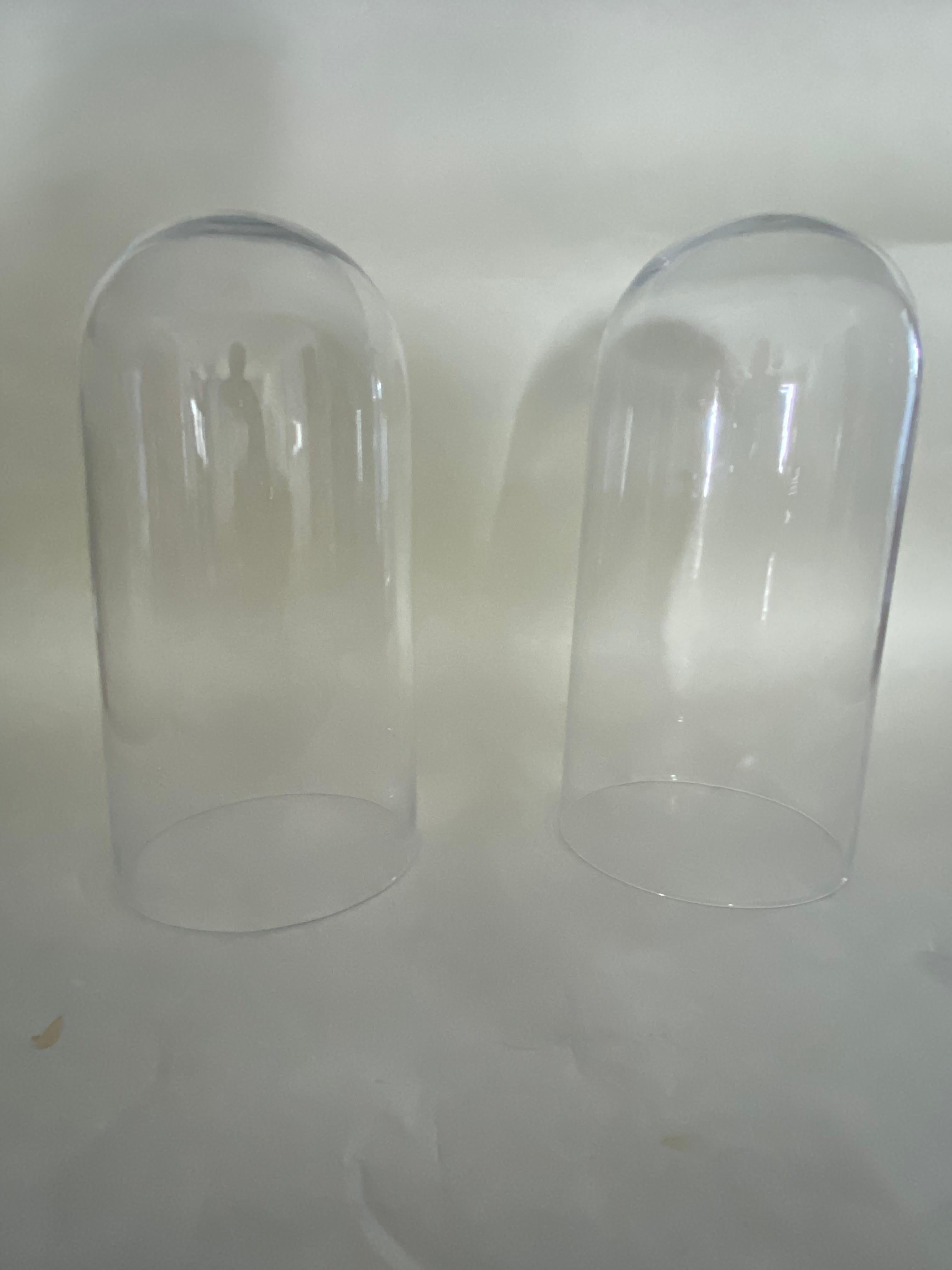 Pareja de grandes cúpulas expositoras de cristal transparente clásico estadounidense en venta