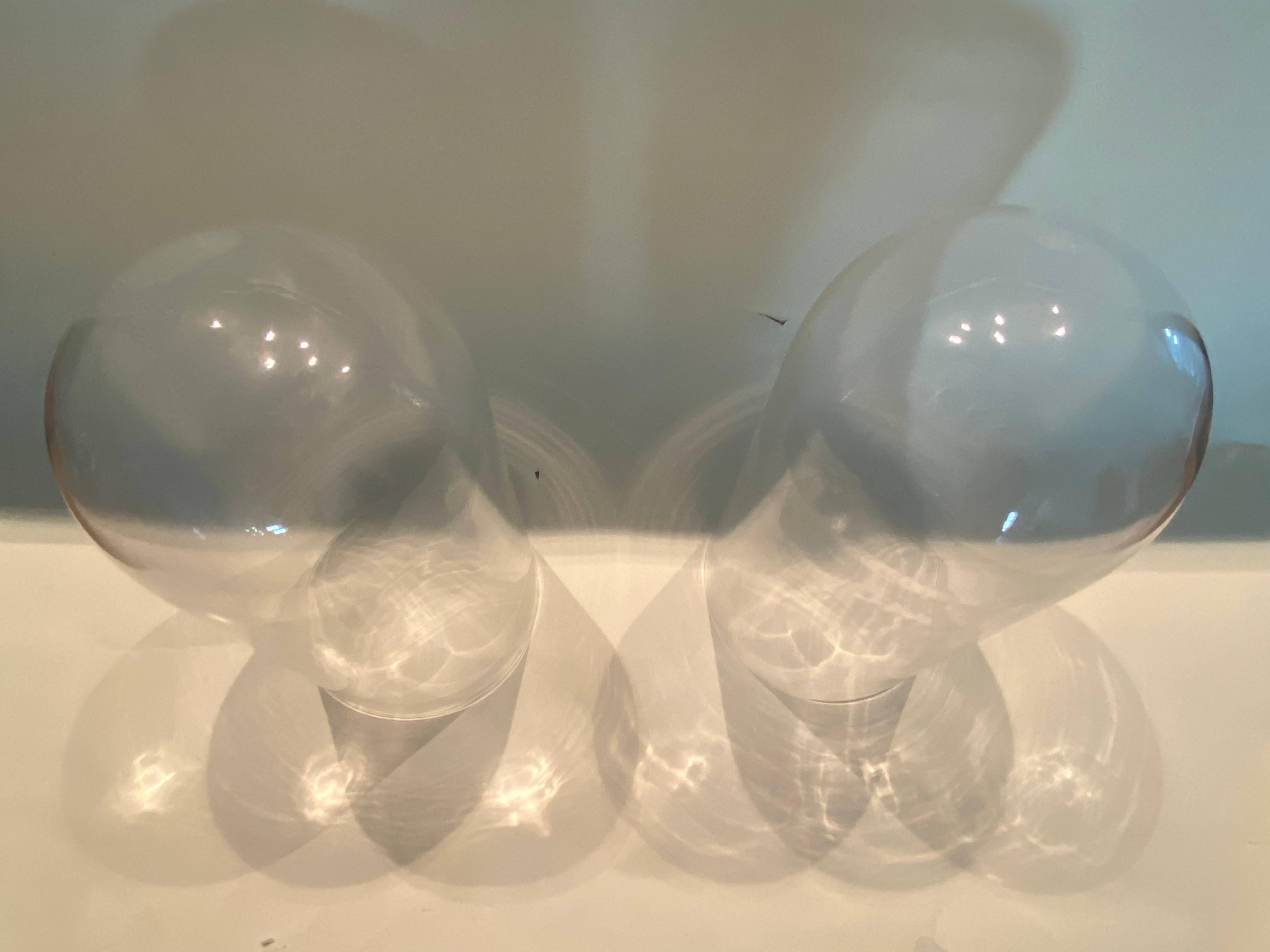 Pareja de grandes cúpulas expositoras de cristal transparente Estadounidense en venta